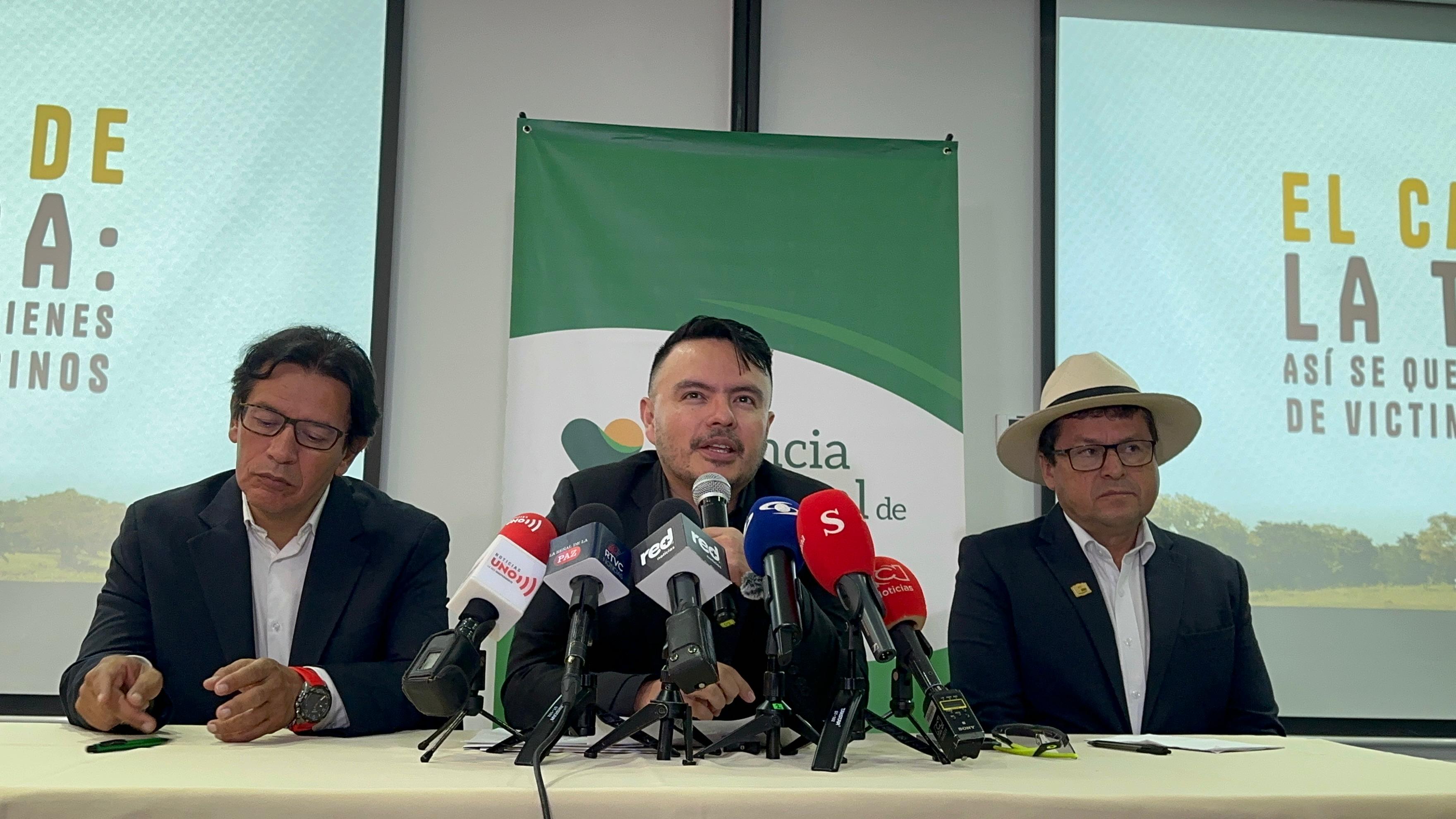 Director ant denuncia cartel de la tierra en rueda de prensa