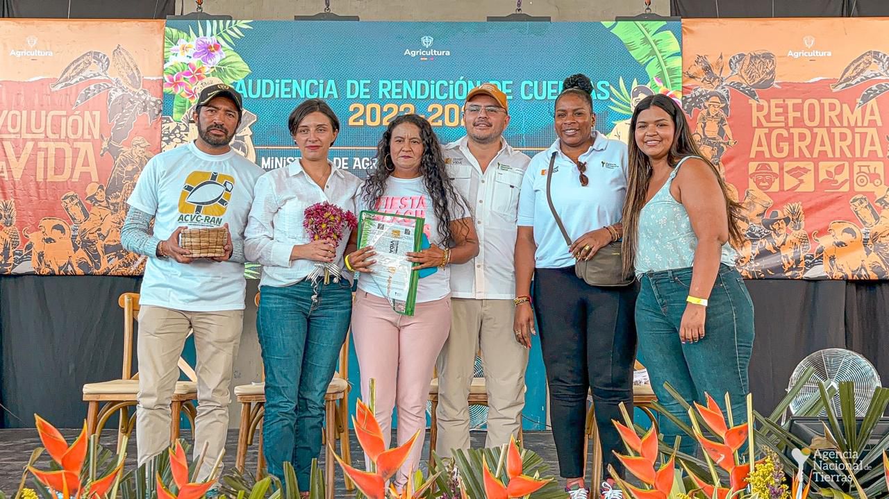 Director ant y ministra de agricultura entregando tierras por el país