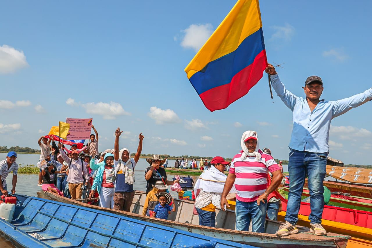 campesinos emocionados sobre barco por recuperación de complejo cenagoso machado de Sucre