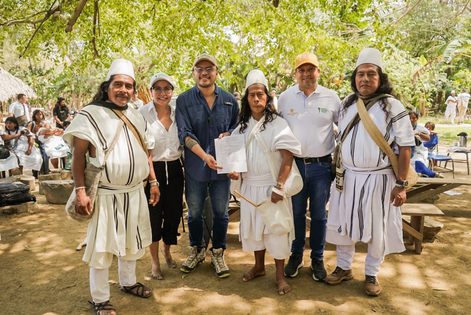 director-ant-junto-a-indigenas-de-la-sierra-nevada-durante-entrega-de-tierras