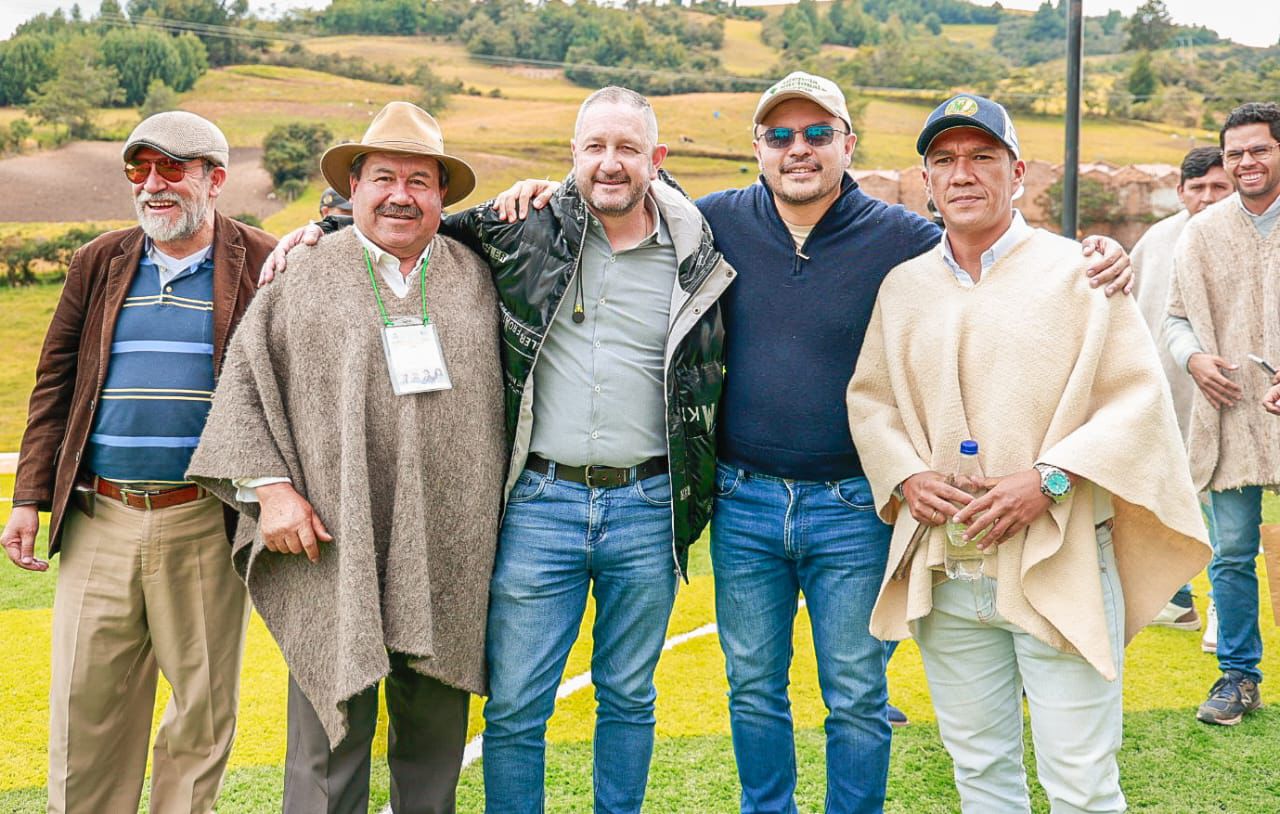director-ant-y-campesinos-en-comite-departamental-de-reforma-agraria