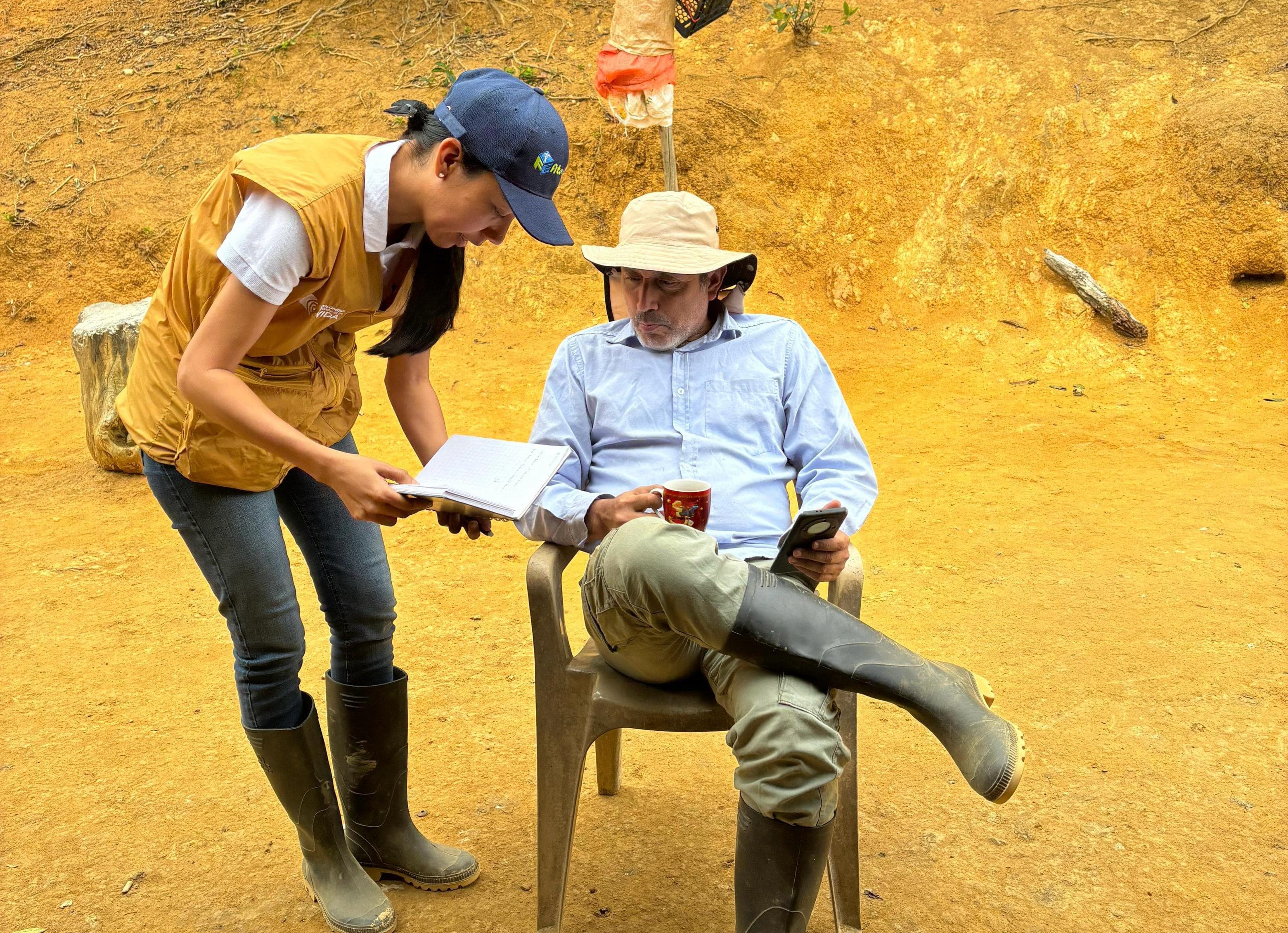 funcionaria-ant-junto-a-campesina-en-formalizacion-de-tierras-plan-catatumbo