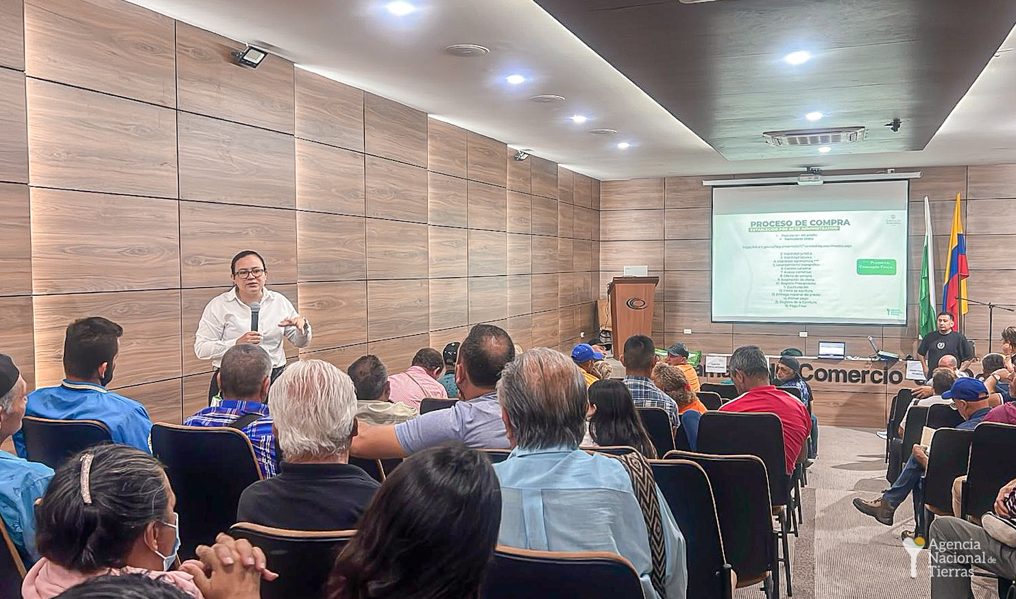 funcionaria-en-rueda-de-negocios-ocana