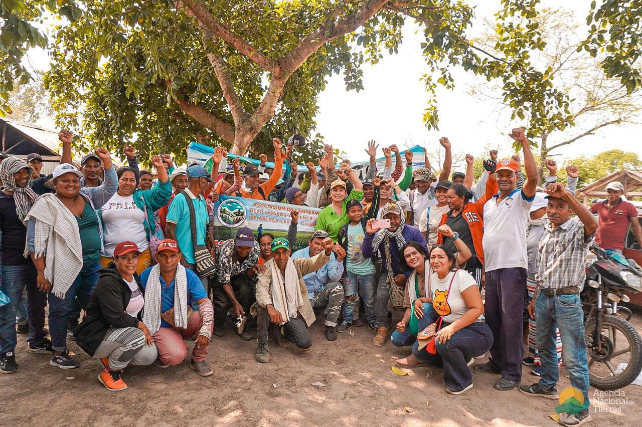 asociaciones-de-campesinos-entrega-tierras-astrea-cesar