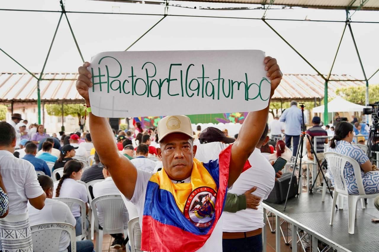 campesino-con-cartel-del-pacto-por-el-catatumbo-en-las-manos