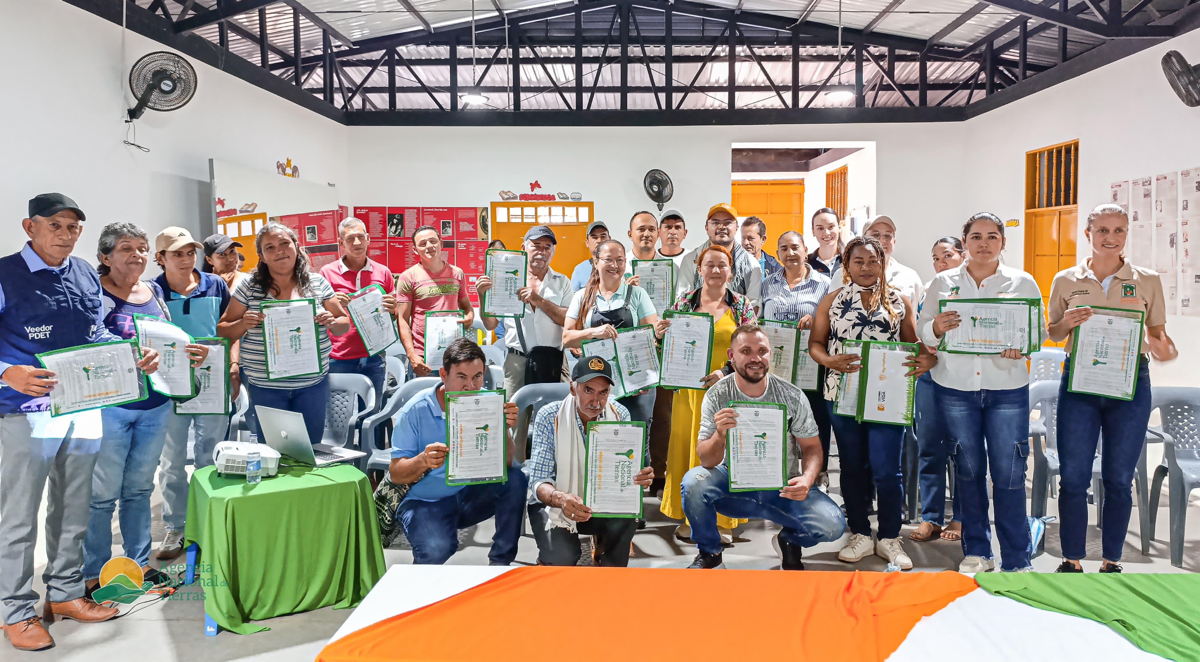 comunidades-de-sardinata-en-formalizacion-de-tierras-con-titulo-en-mano