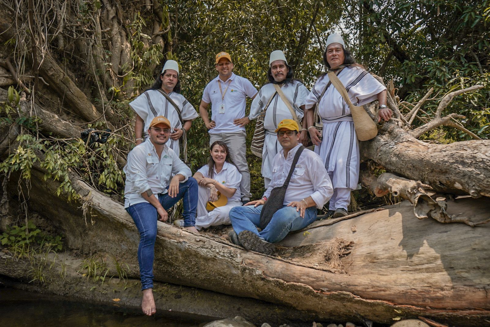 director-ant-junto-a-indigenas-arhuacos