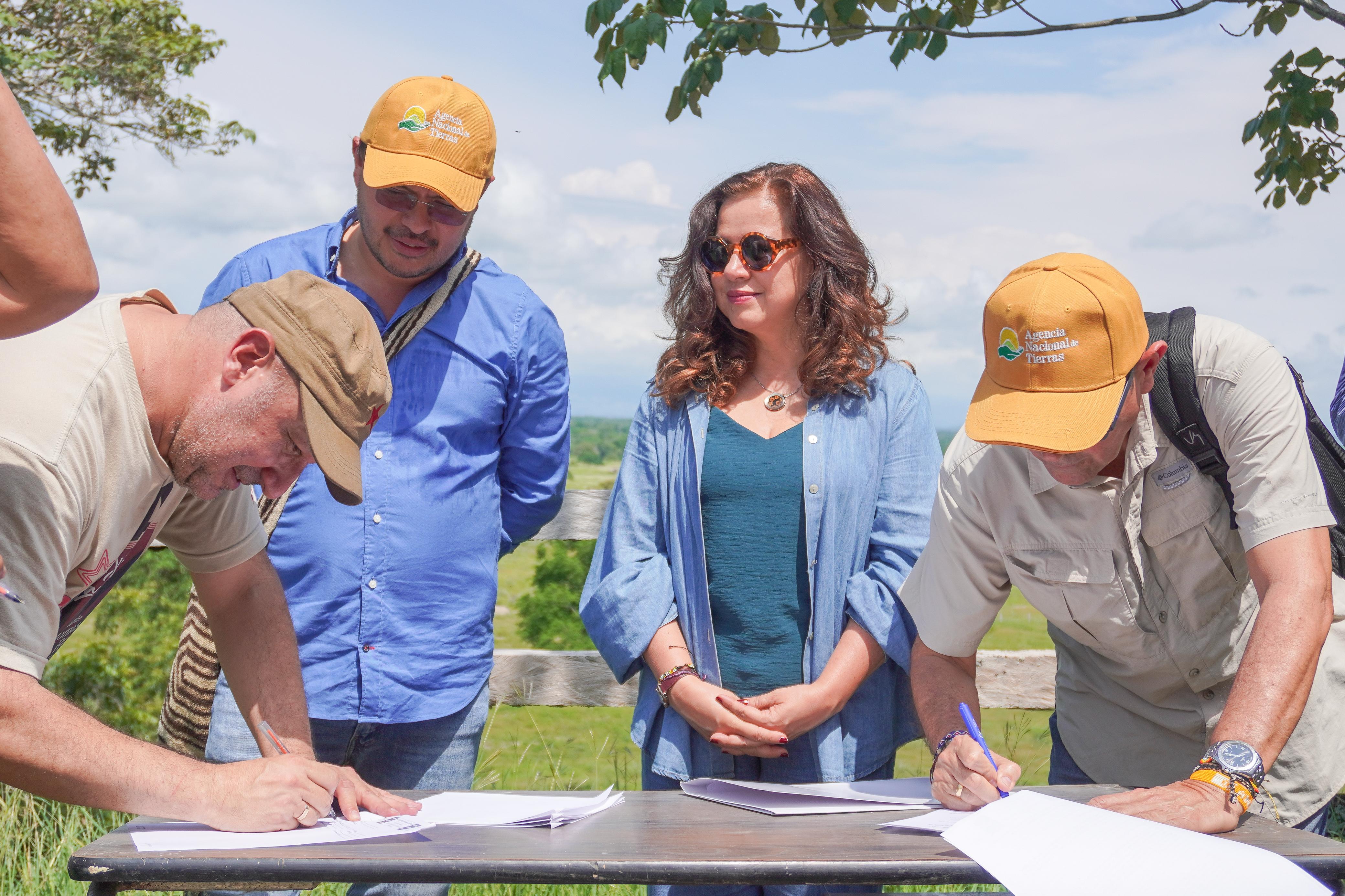 firmantes-de-paz-en-entrega-de-tierras-en-tolima