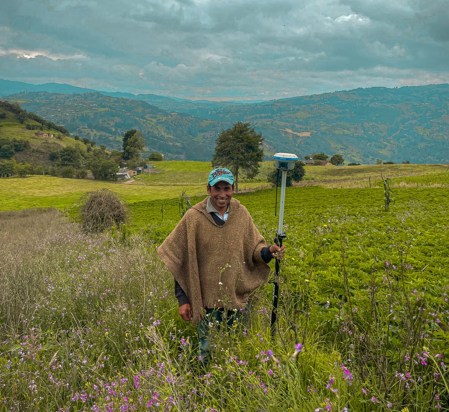 campesino-de-boyaca-con-guadana-en-mano