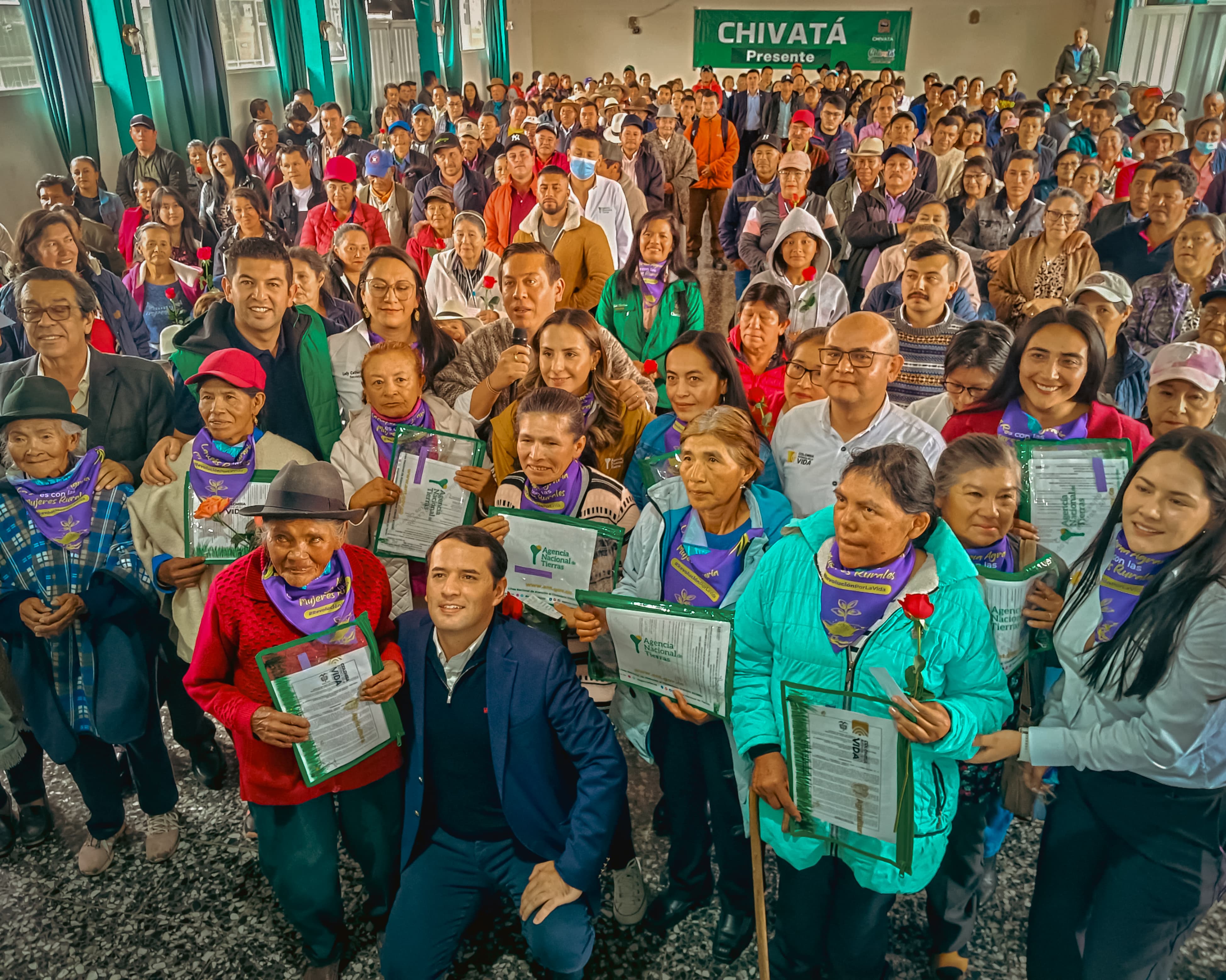 campesinos-de-boyaca-con-titulos-de-tierras-en-mano