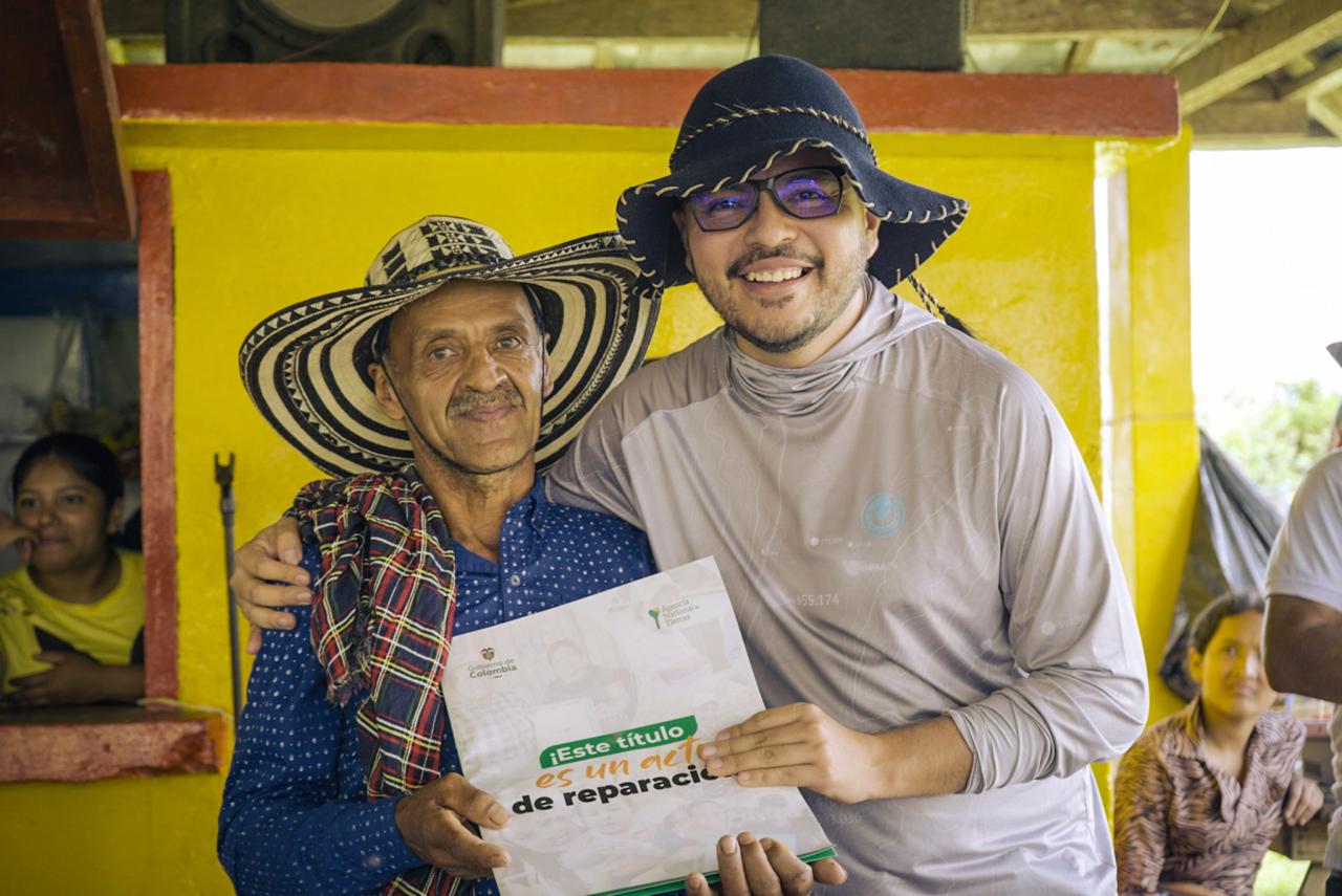 director-ant-y-campesina-en-entrega-titulos-el-aro-ituango