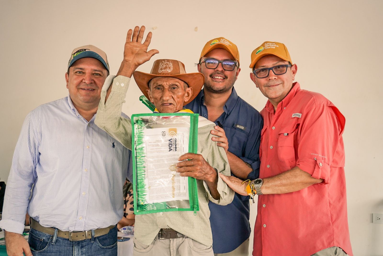 director-y-funcionarios-ant-entregando-titulo-de-tierras-a-victima-del-confilcto