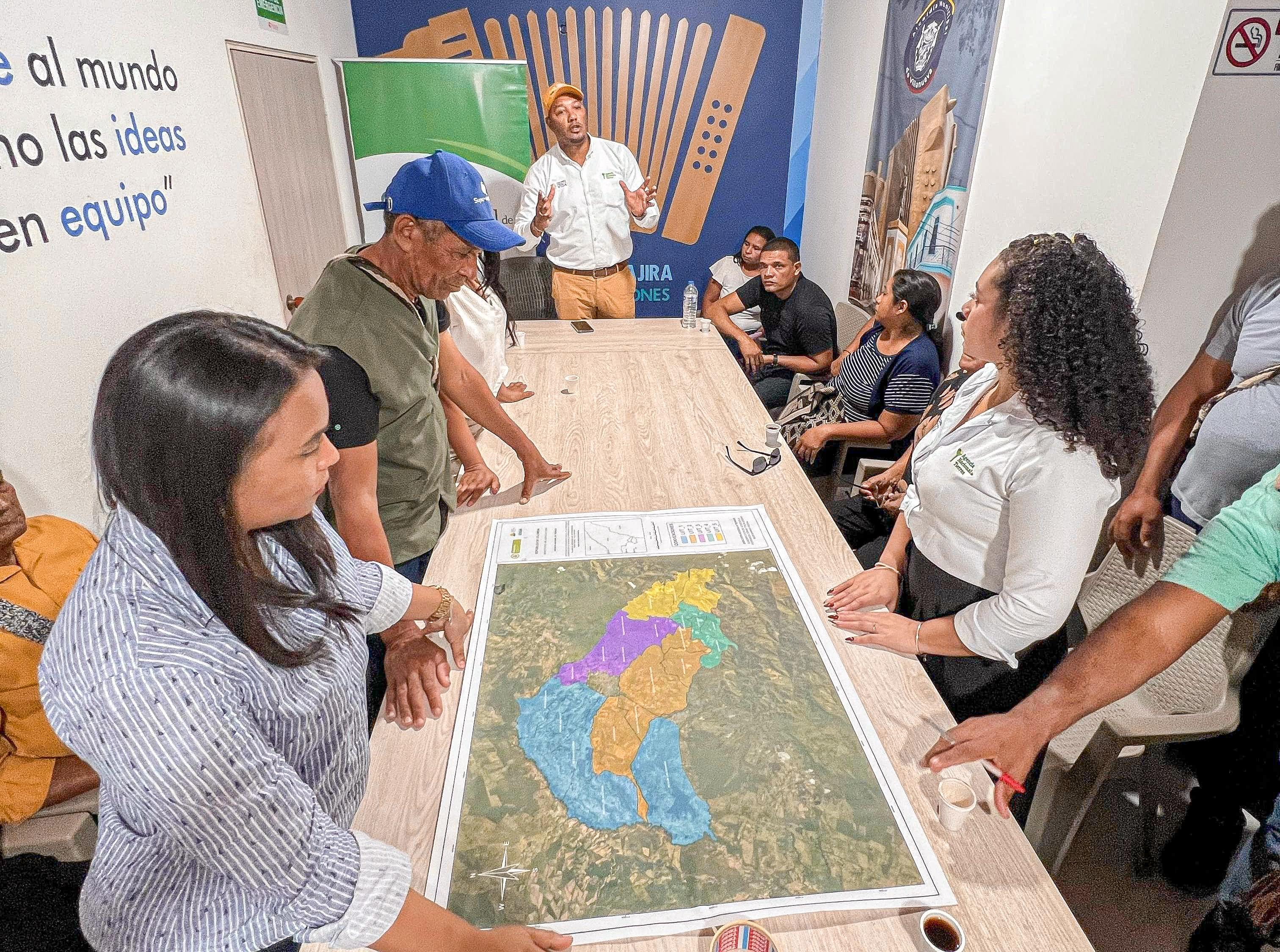 equipo-tecnico-ant-con-mapa-de-microbarridos-en-una-mesa
