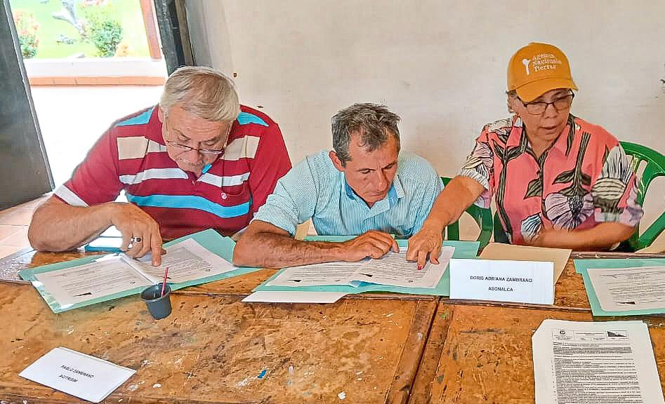 funcionaria-ant-junto-a-campesinos-enprimera-sesion-comite-reforma-agraria-en-simacota-santander