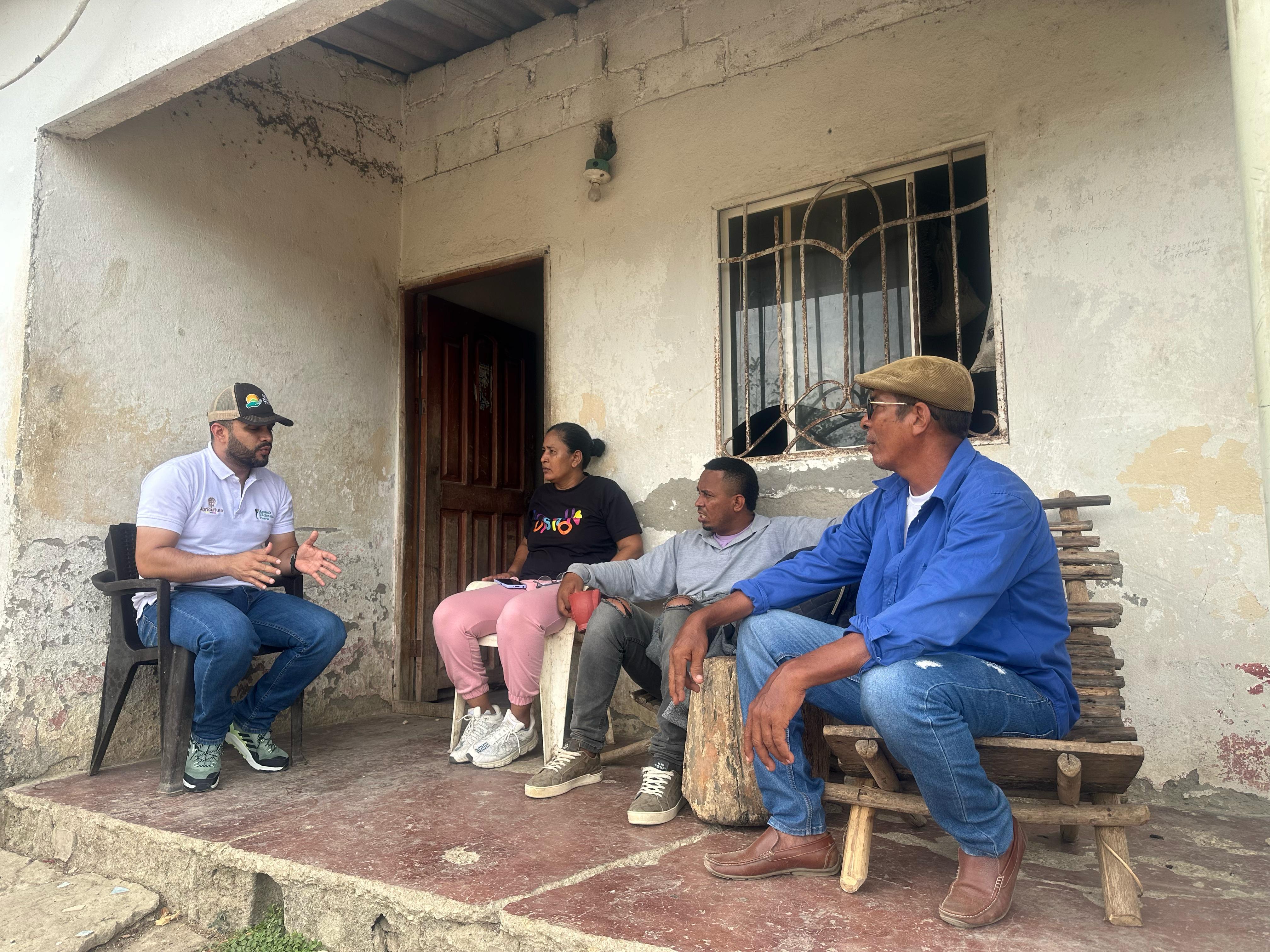 funcionario-ant-junto-a-familias-campesinas-de-piojo-y-tubara