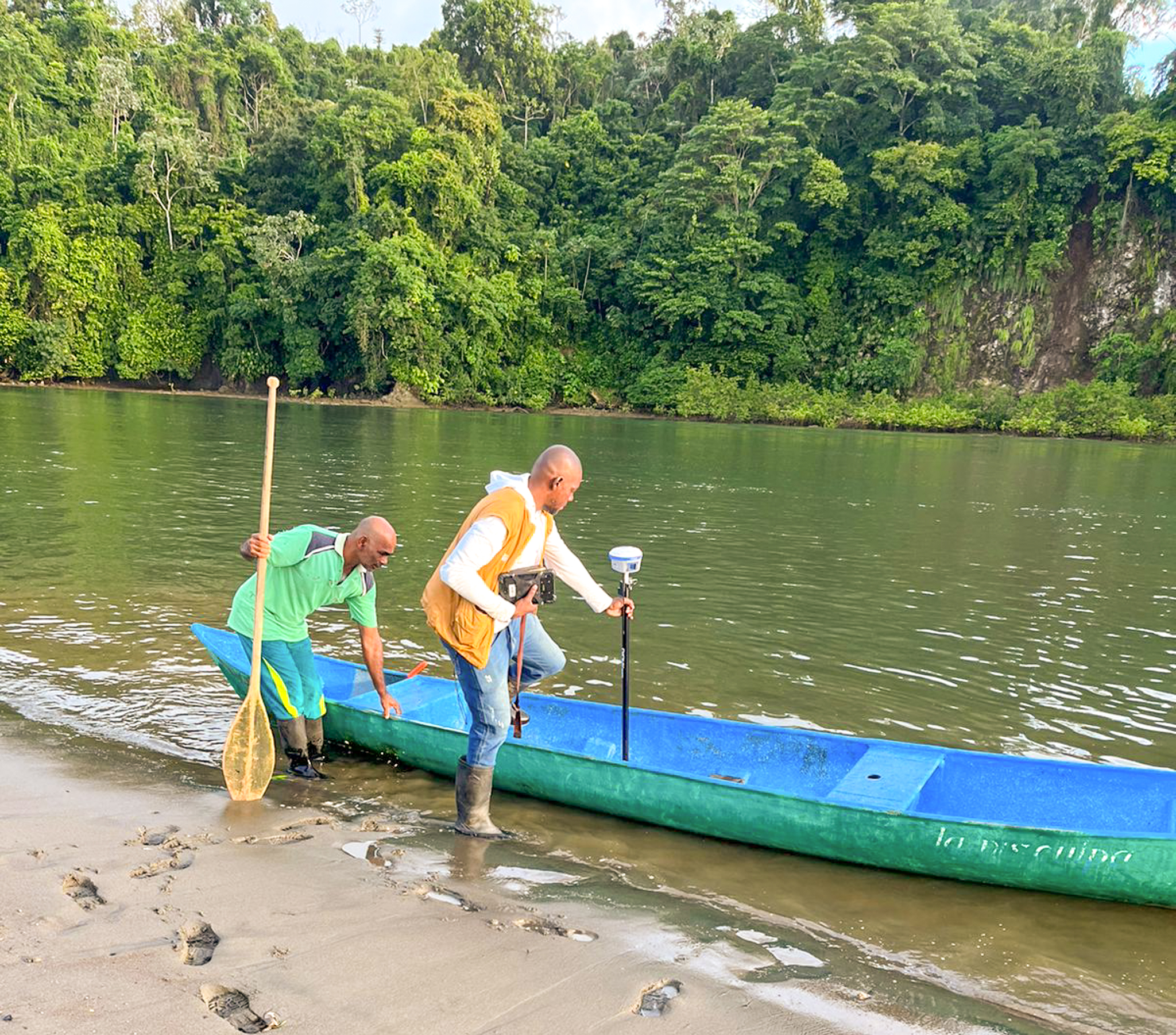 funcionario-ant-montando-a-canoa
