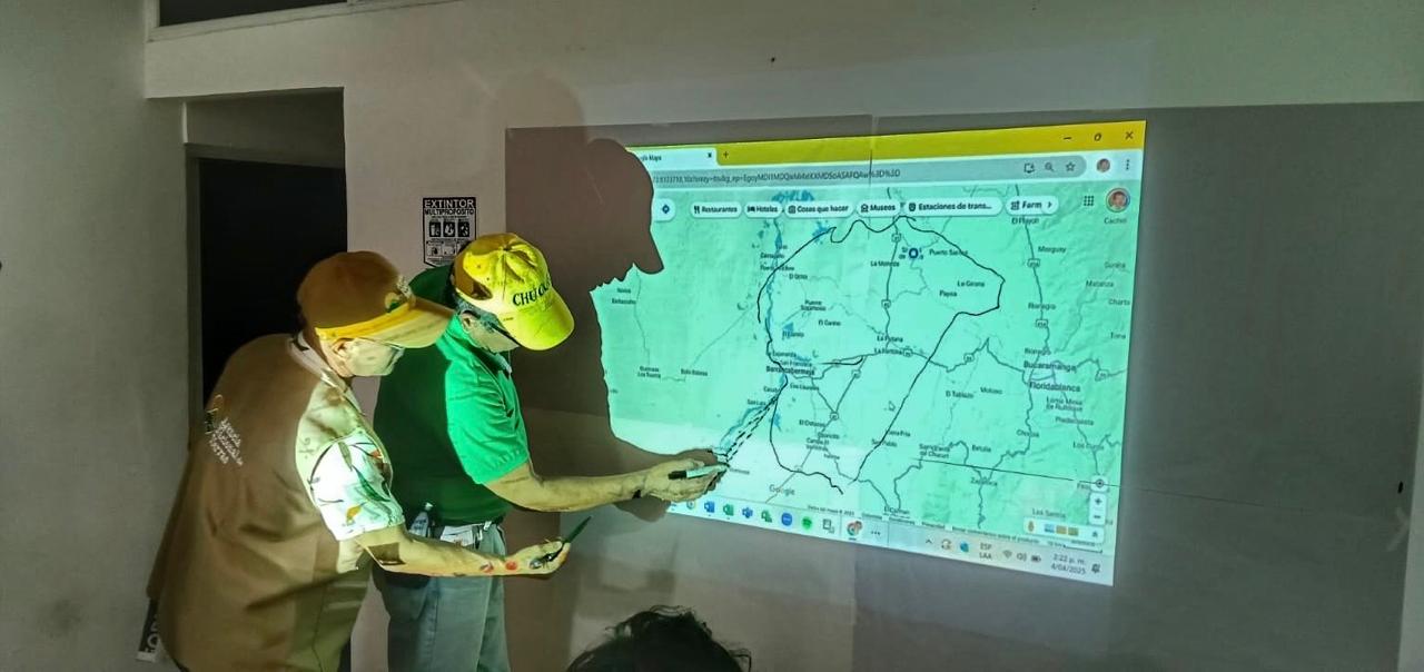 funcionario-ant-y-lider-campesino-observando-mapa