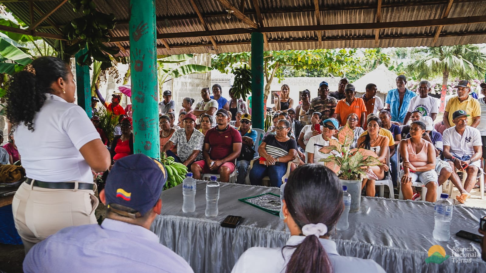 funcionarios-ant-y-campesinos-en-entrega-comodato-finca-nueva-espana