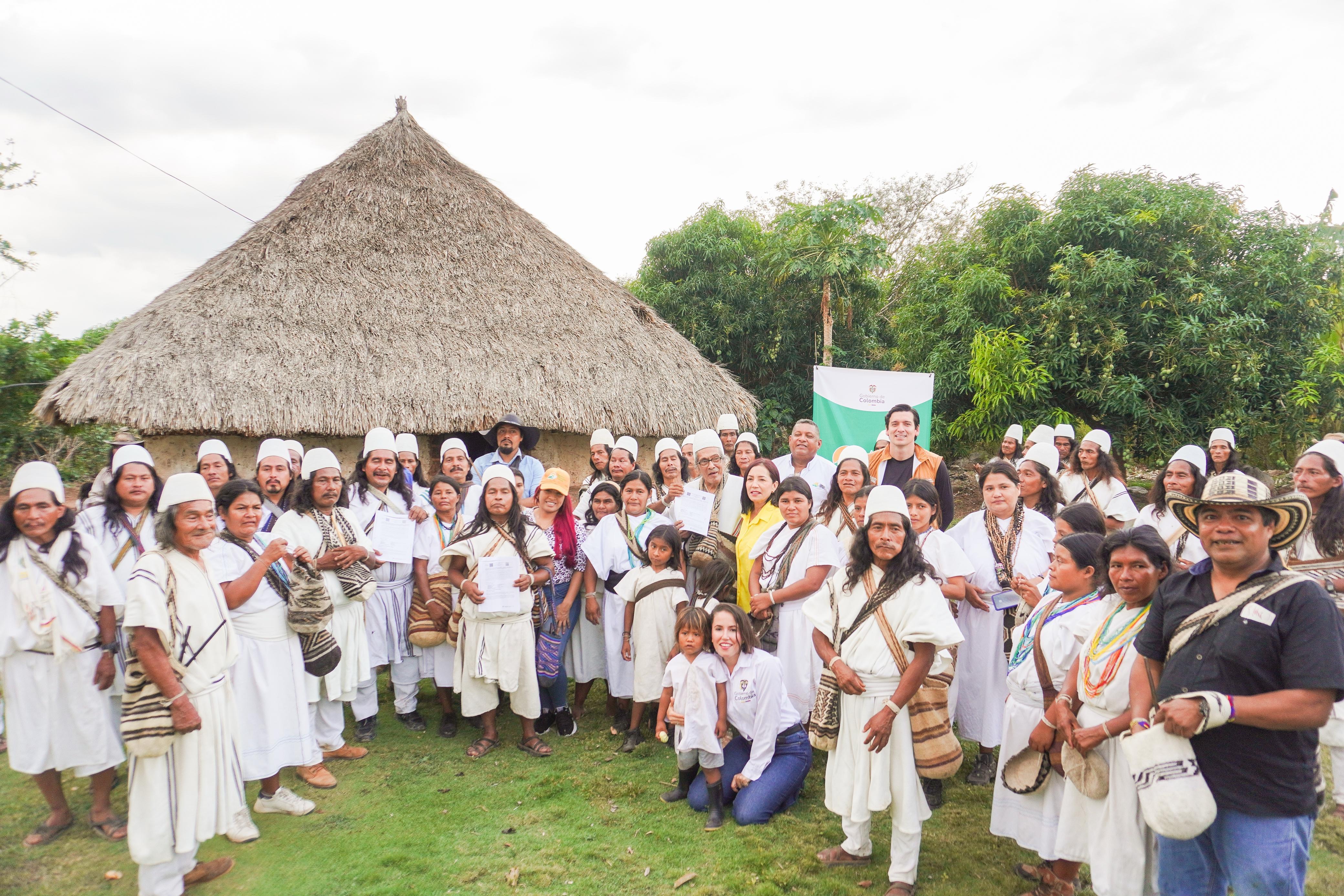 indigenas-arhuacos-junto-a-funcionarios-ant