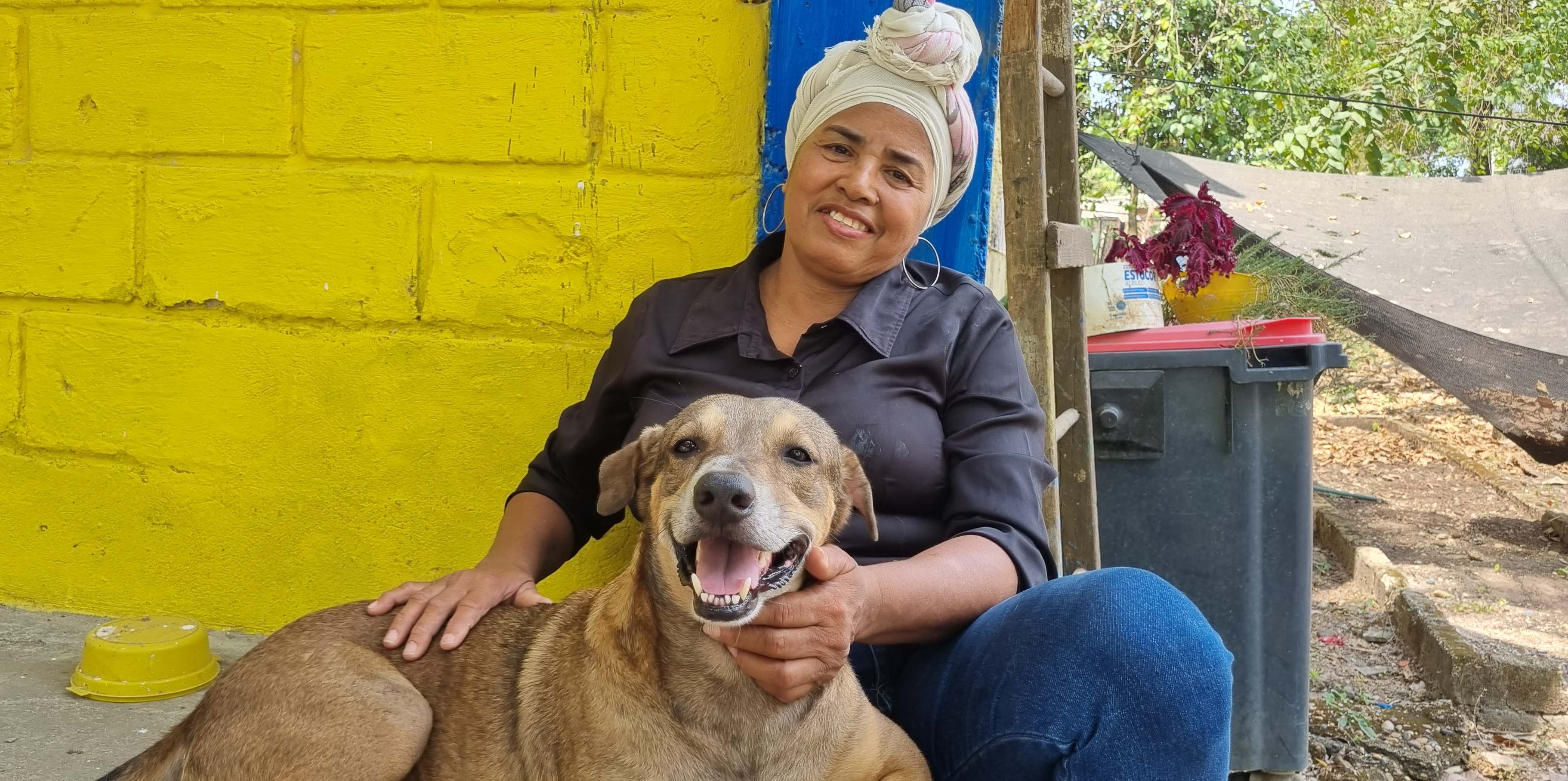 lideresa-campesina-de-cartagena-junto-a-su-perro