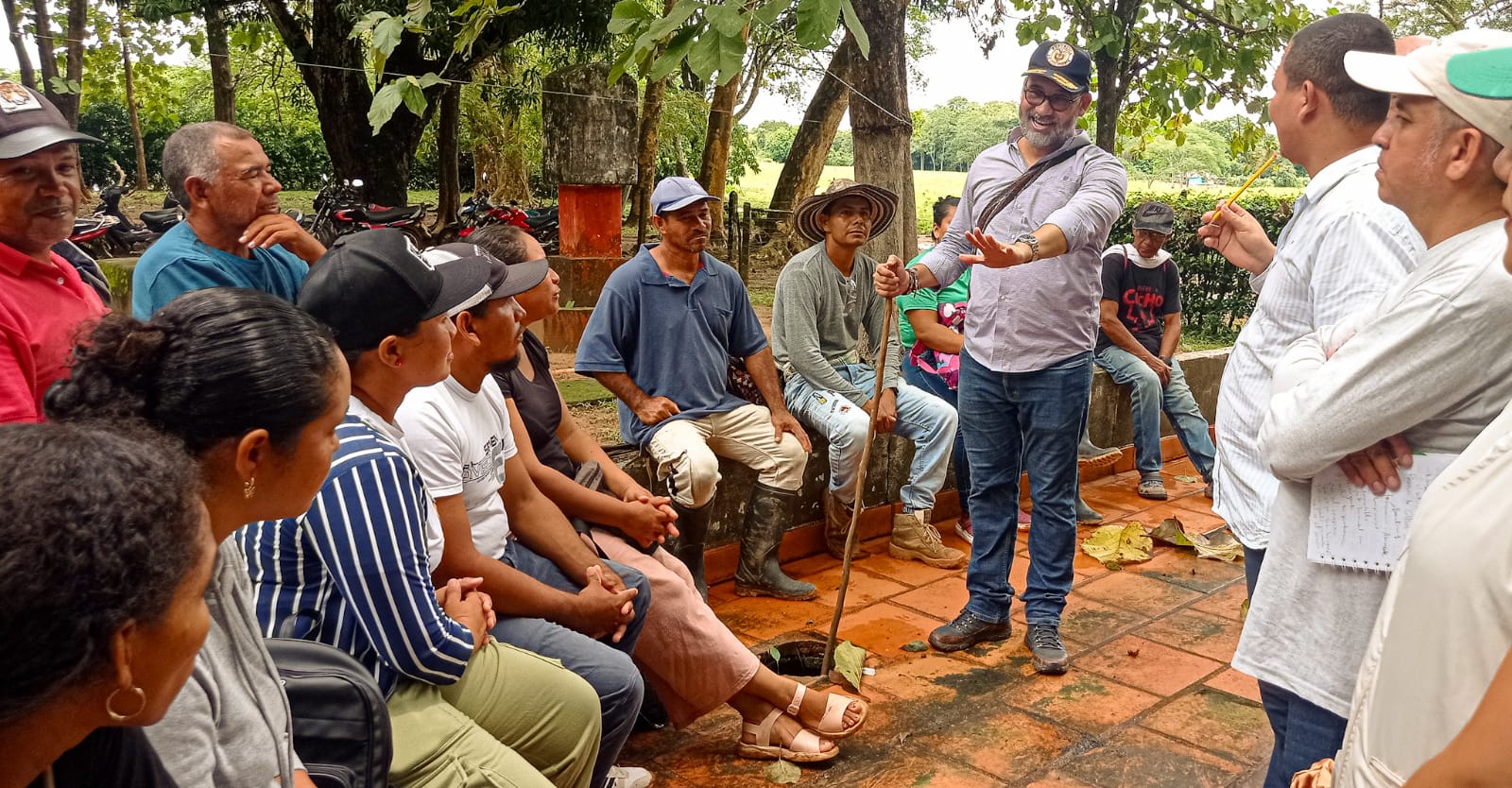 funcionarios-ant-dialogando-con-campesinos