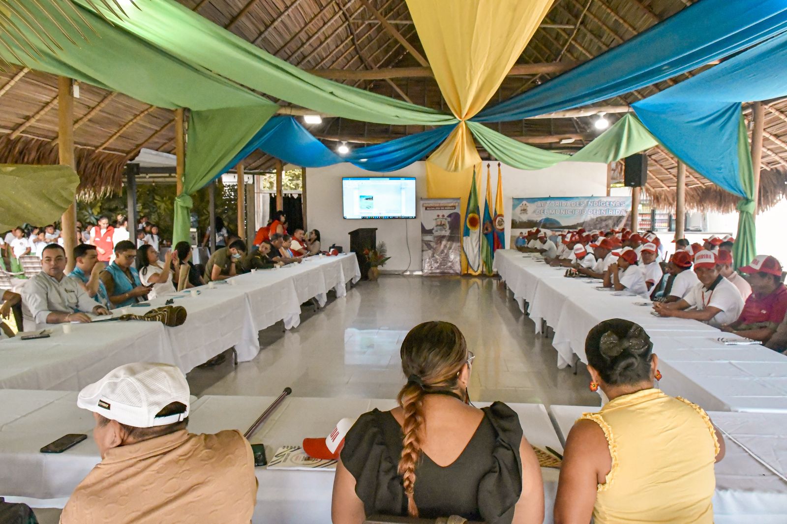 autoridades-indigenas-y-funcionarios-ant-reunidos-en-un-salon