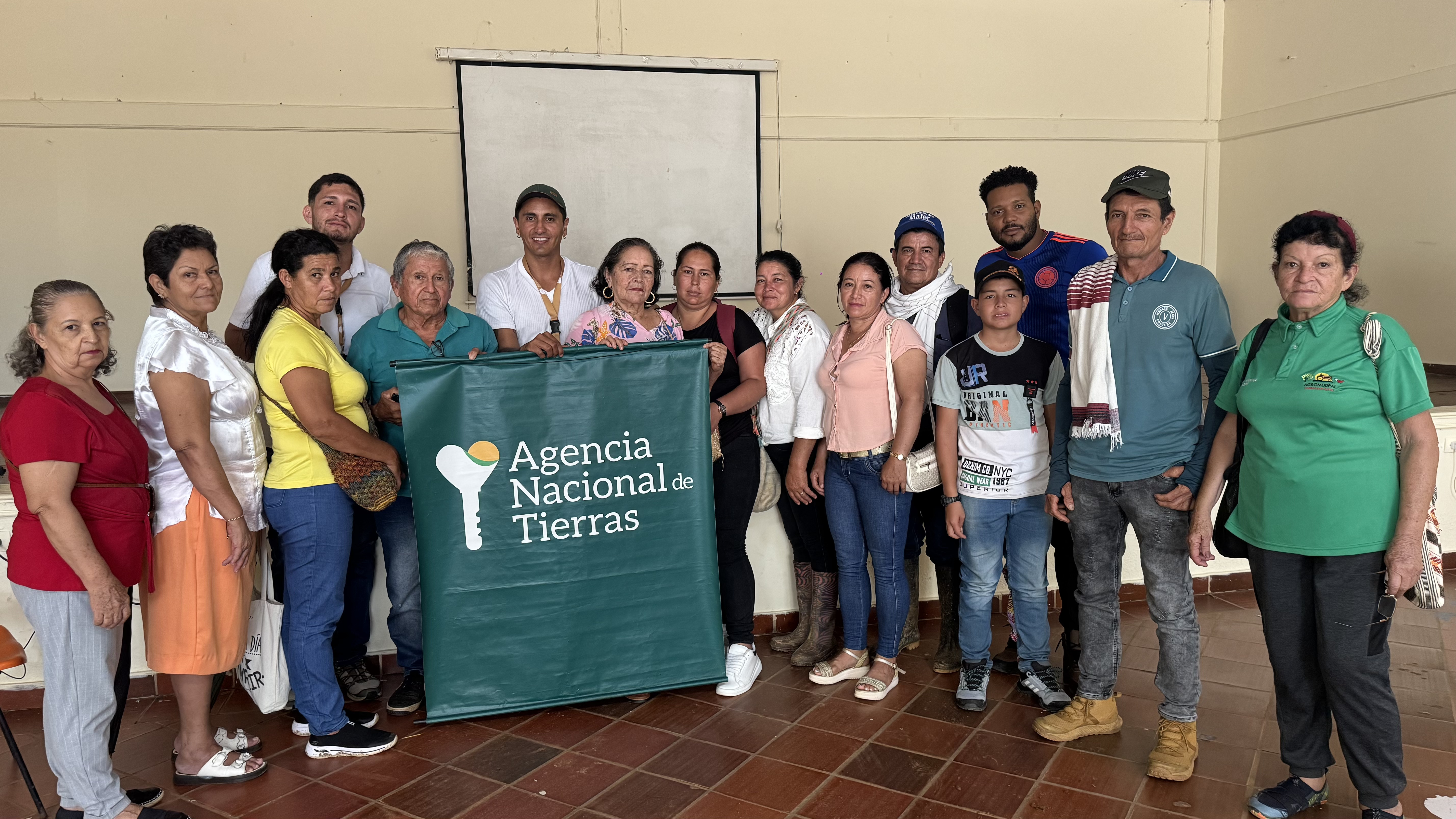 campesinos-junto-a-funcionario-ant-y-pancarta-con-logo-ant