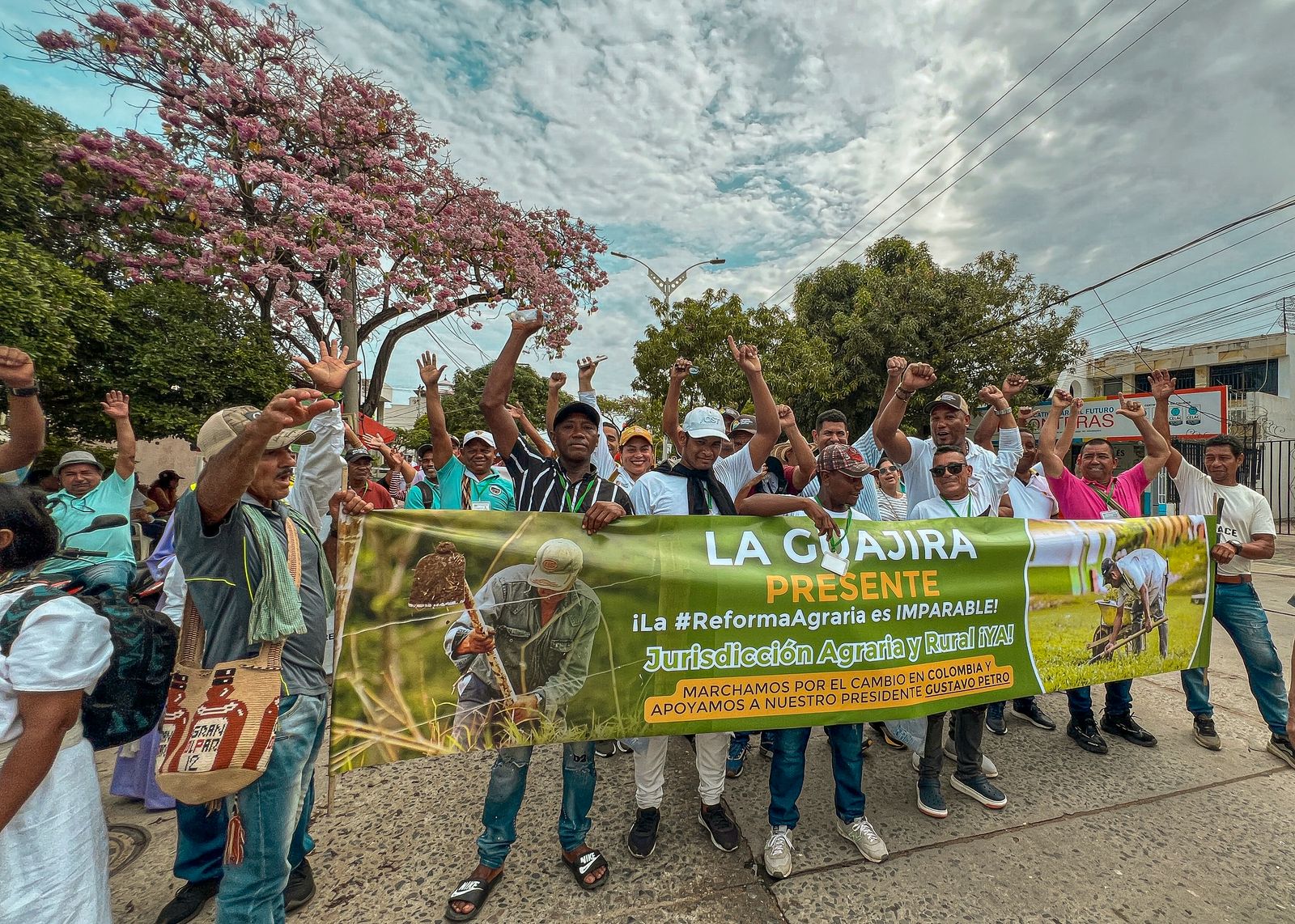 campesinos-marchando-con-pancarta-sobre-jurisdiccion-agraria