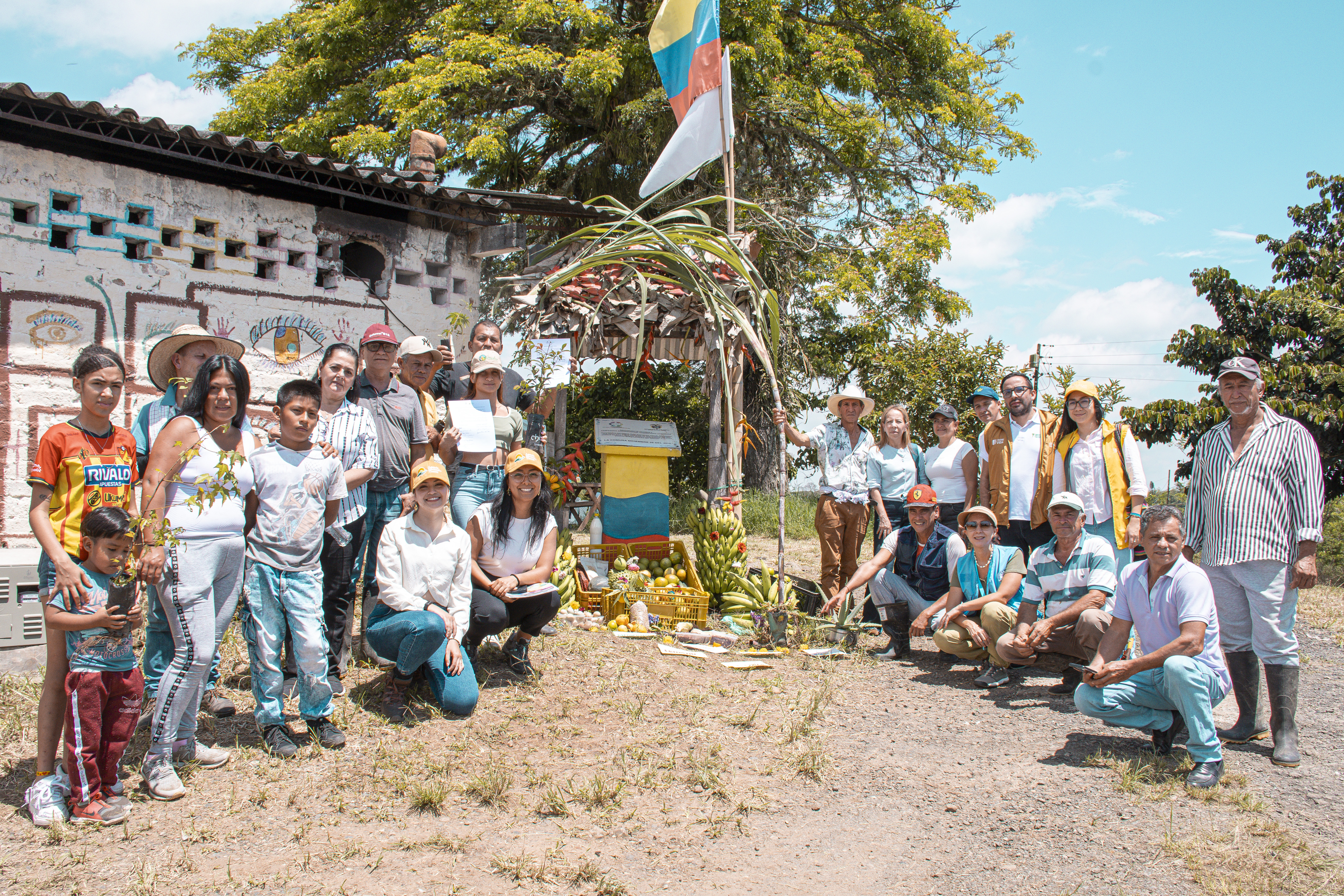 campesinos-y-funcionarios-entrega-de-predio-en-pereira