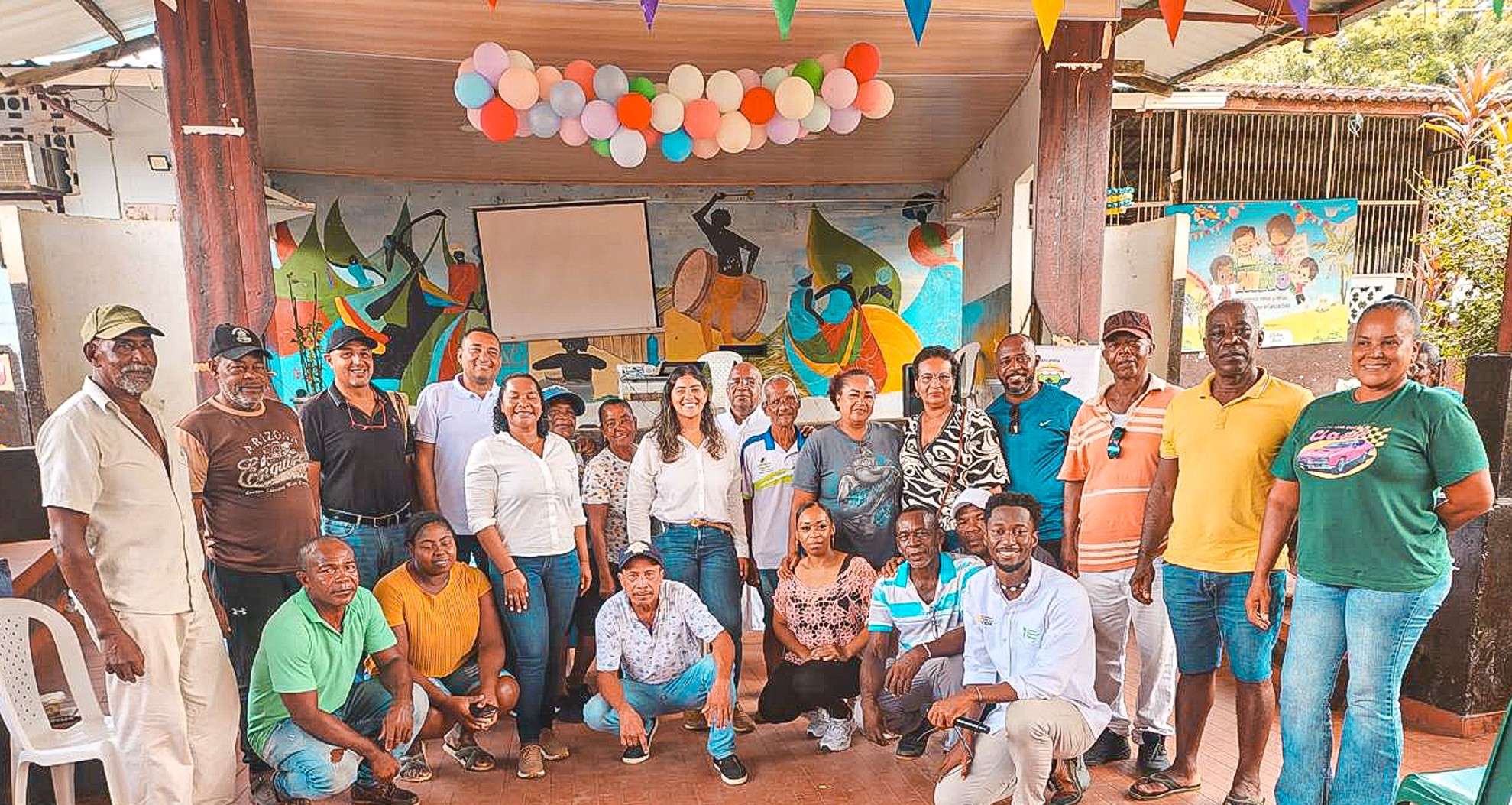 campesinos-reunidos-en-salon-en-bahia-solano-choco
