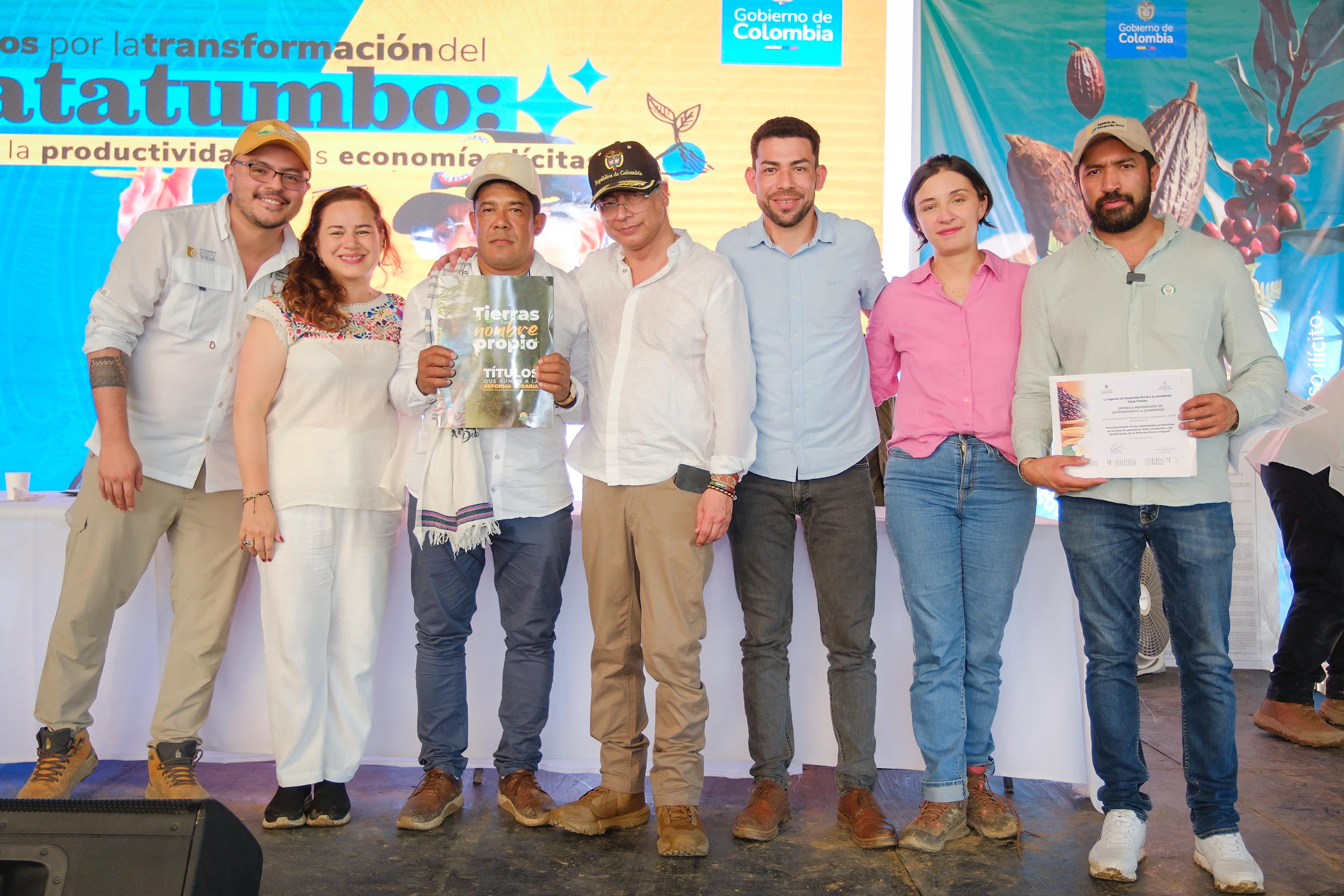 director-ant-y-presidente-petro-junto-a-campesinos-que-reciben-tierras-en-el-catatumbo