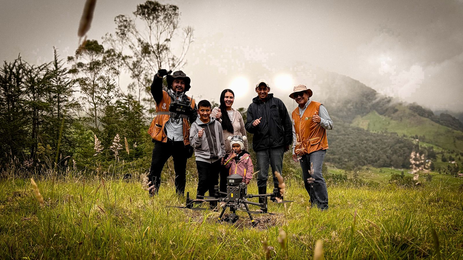 funcionarios-ant-con-campesinos-y-dron