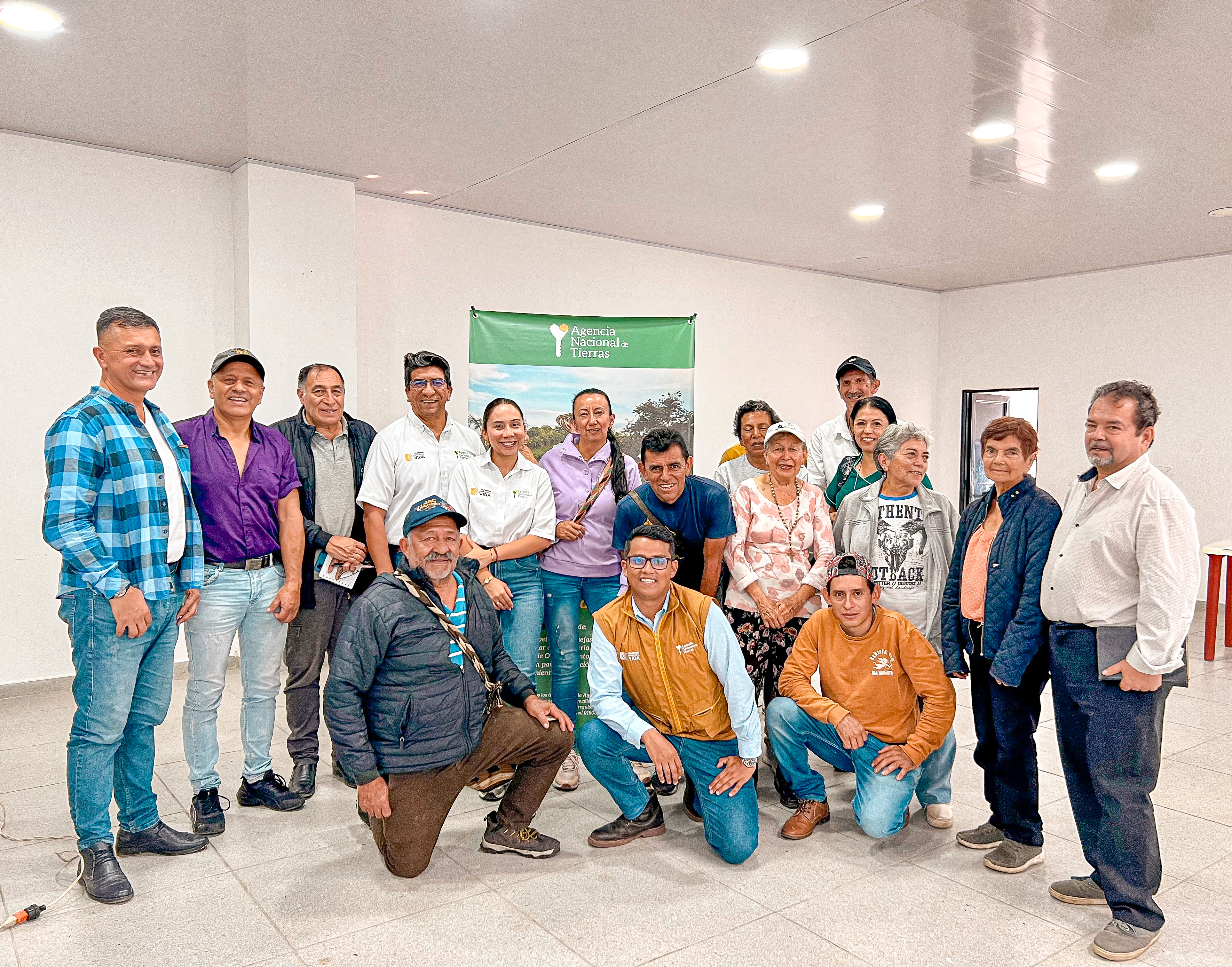 funcionarios-ant-junto-a-funcionarios-ant-de-san-antonio-del-tequendama