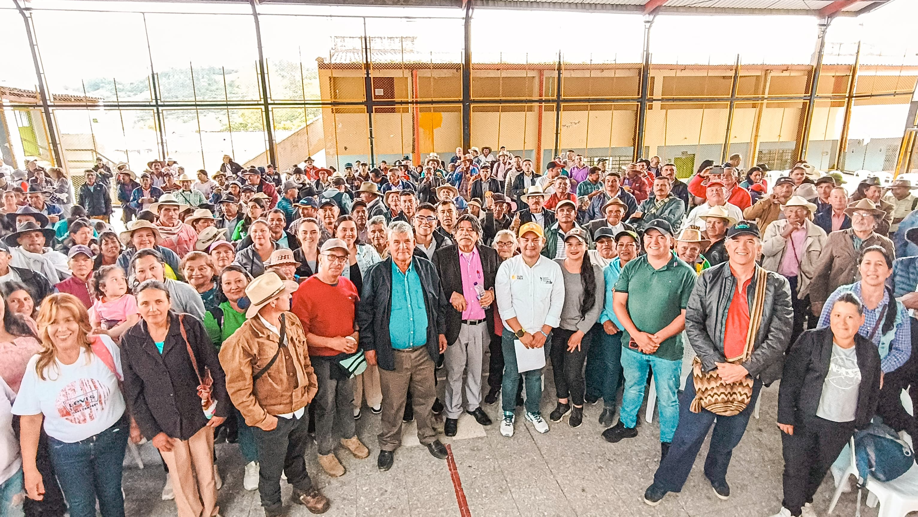 grupo-de-campesinos-de-boyaca-reunidos
