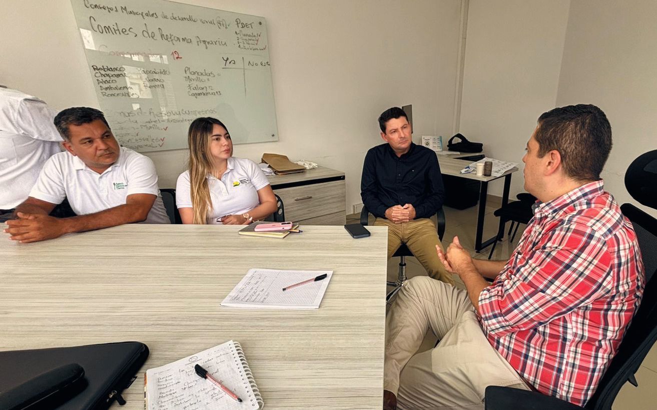 grupo-de-funcionarios-ant-y-de-alcaldia-piedras-tolima-reunidos