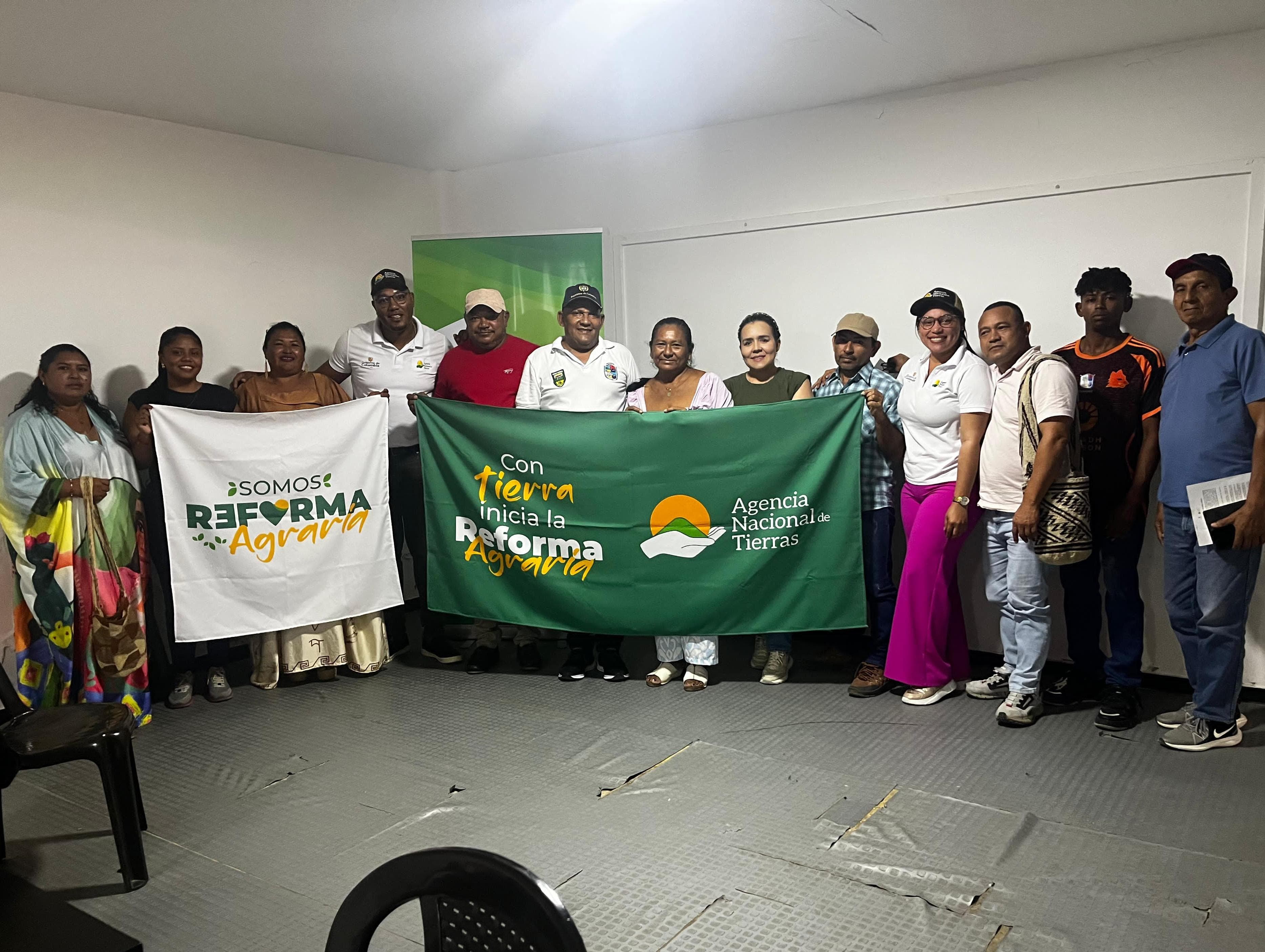 lideres-campesinos-reunidos-en-salon-levantando-pancarta-de-ant-y-otra-de-reforma-agraria