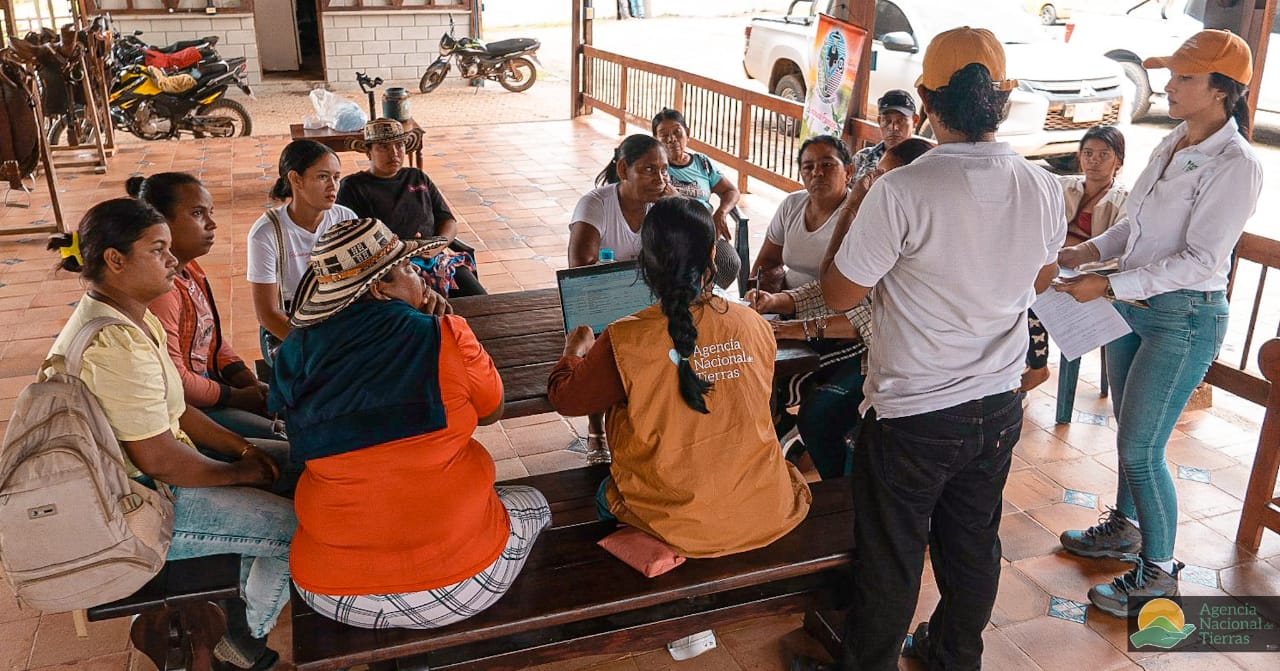 mujeres-campesinas-de-ayapel-reunidas-con-funcionarias-ant