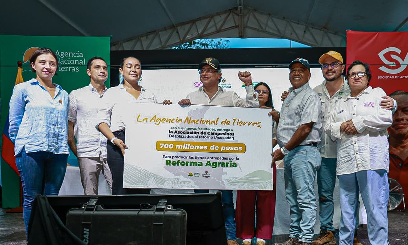 presidente-petro-y-funcionarios-del-gobierno-con-cheque-en-manos