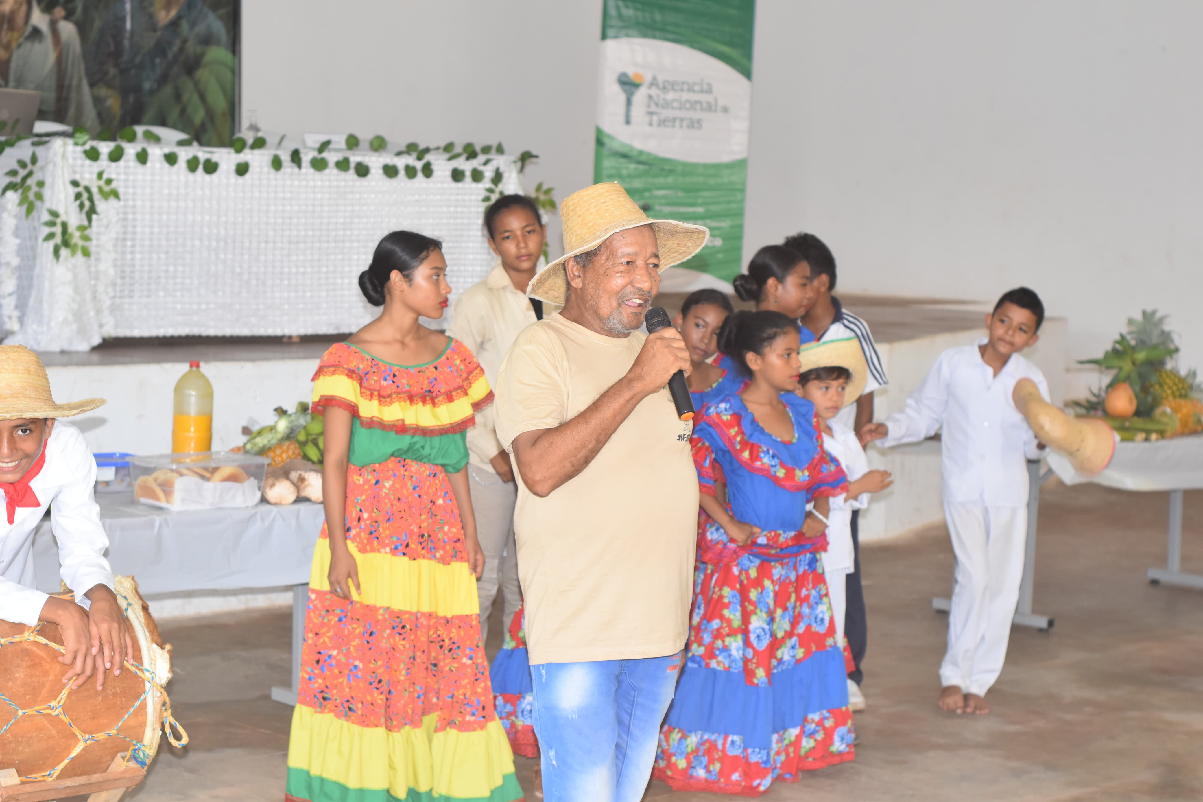 un-grupo-de-personas-con-ropa-y-sombreros-coloridos