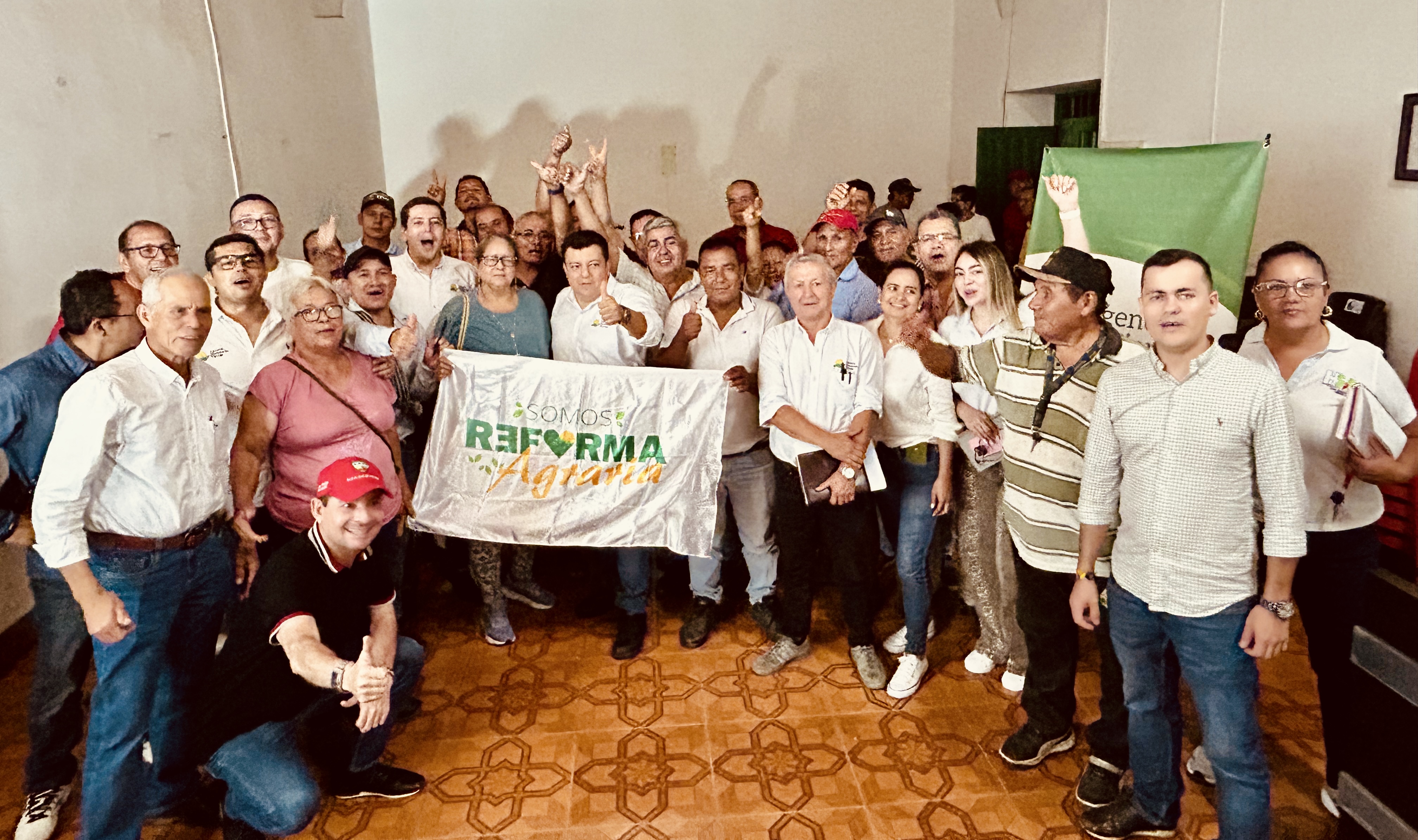 un-grupo-de-personas-parados-en-una-habitacion-con-un-banner-de-lant