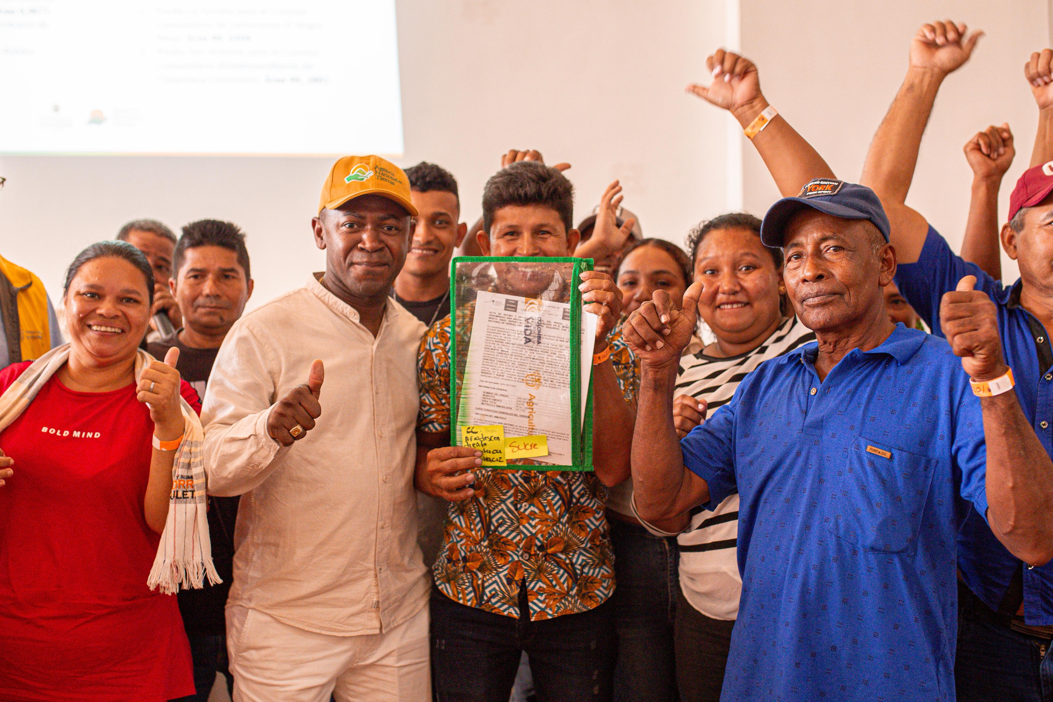 un-grupo-de-personas-que-sostienen-un-certificado