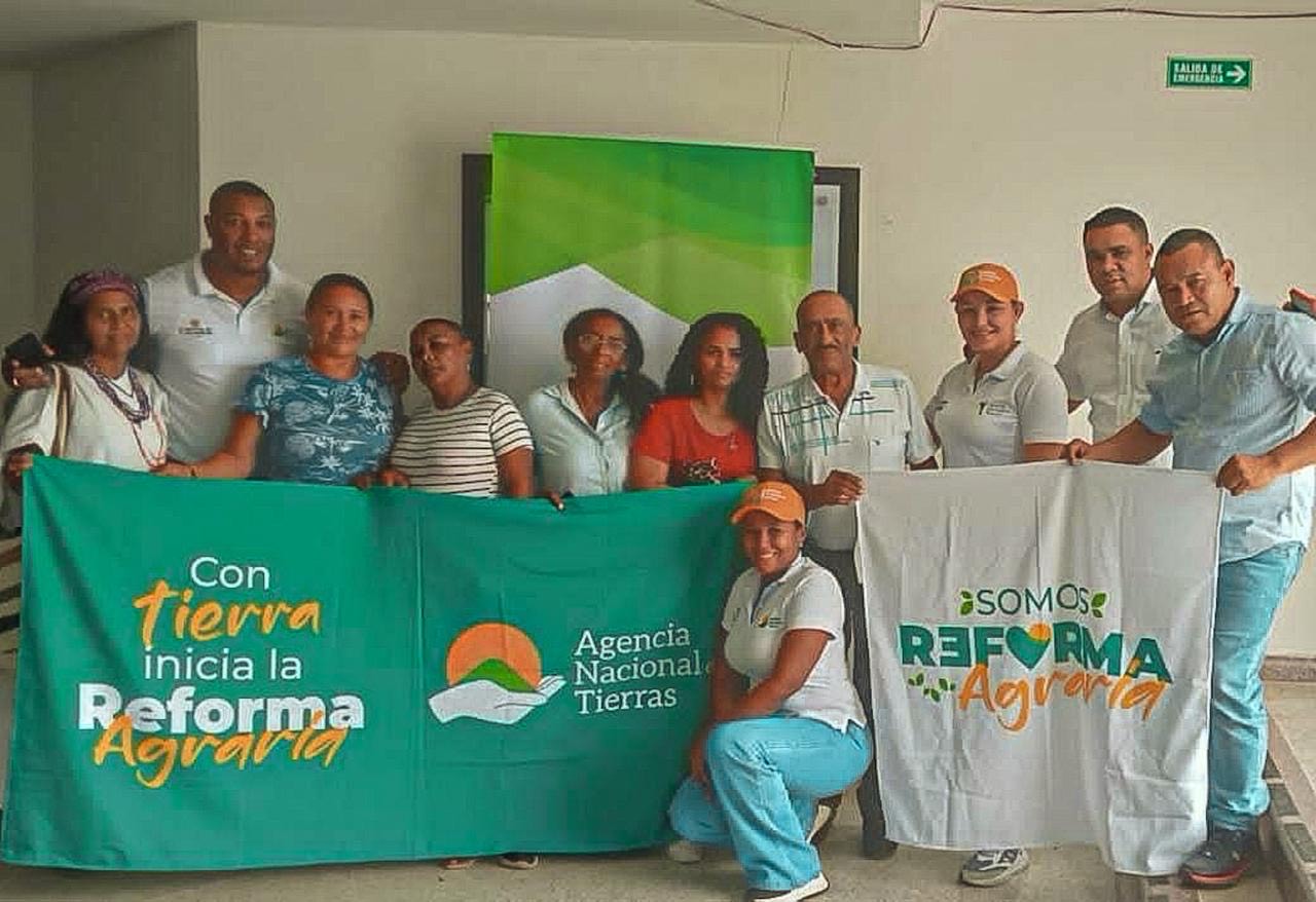 un-grupo-de-personas-que-sostienen-una-pancarta-que-dice-reforma-agraria
