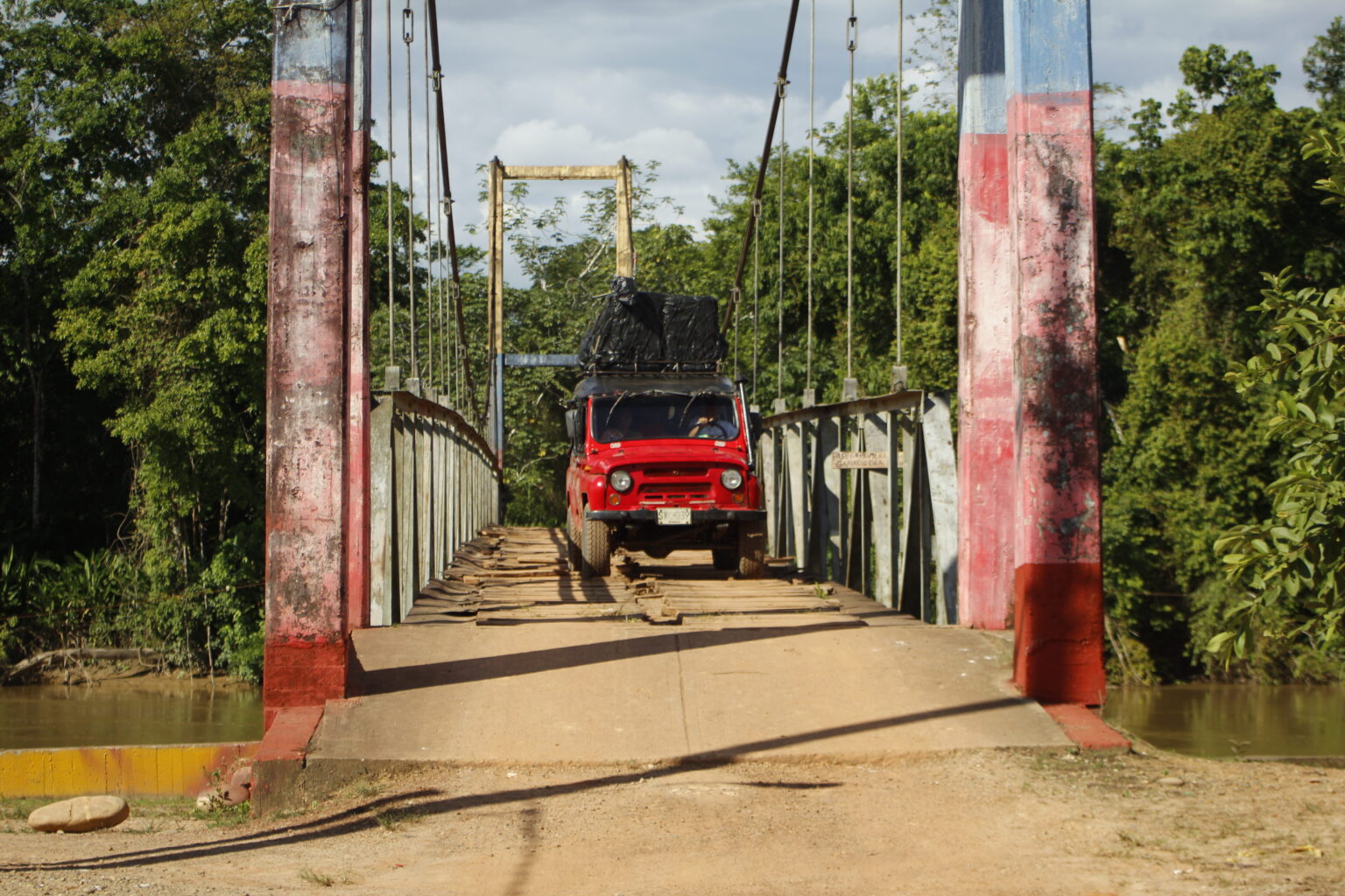 Camioneta cruzando un puente