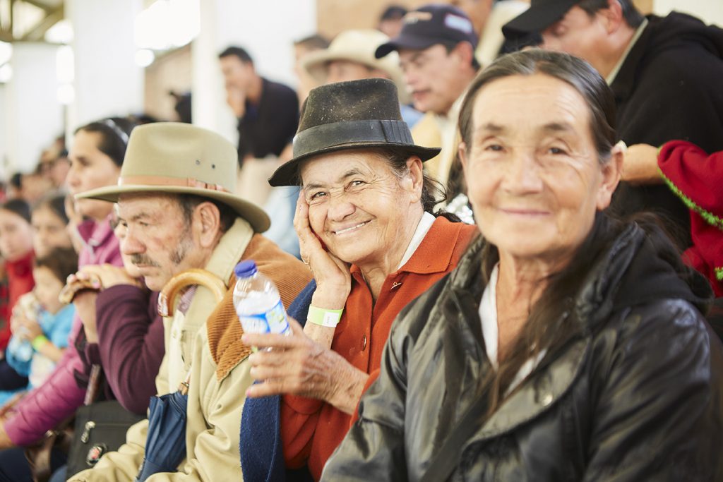 Personas mayores sonriendo en evento de la Agencia Nacional de Tierras 