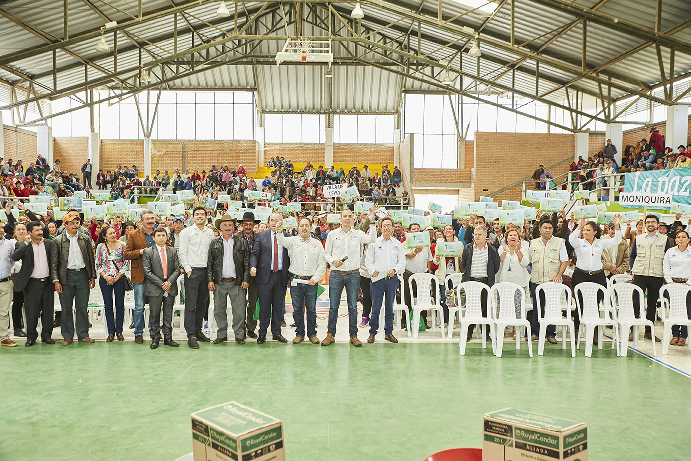 Grupo de personas en evento de la Agencia Nacional de Tierras 