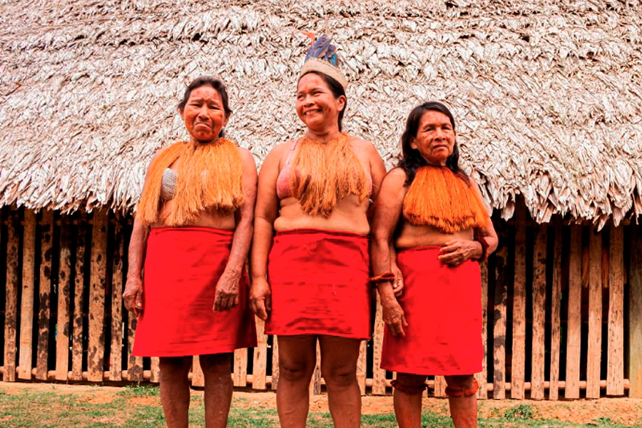 Tres mujeres indigenes sonriendo 