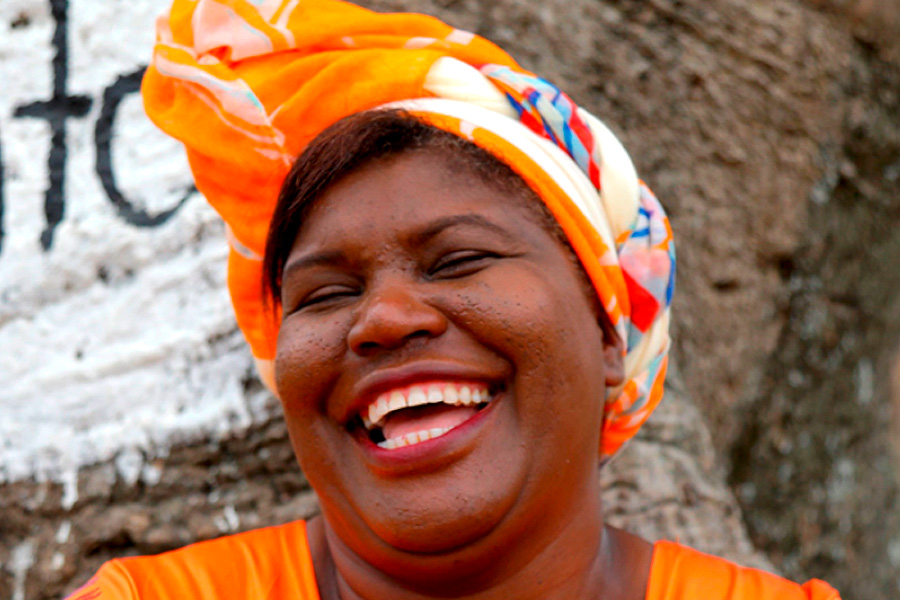 Mujer negra sonriendo 