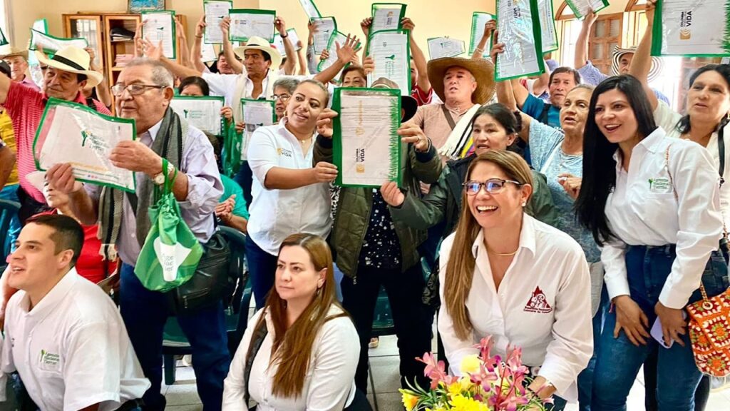 Funcionarios de la ANT y varios campesinos con sus títulos.