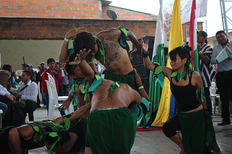 Grupo de personas haciendo una danza indígena 