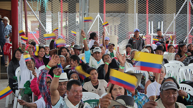 Grupo de personas alzando la bandera de personas 